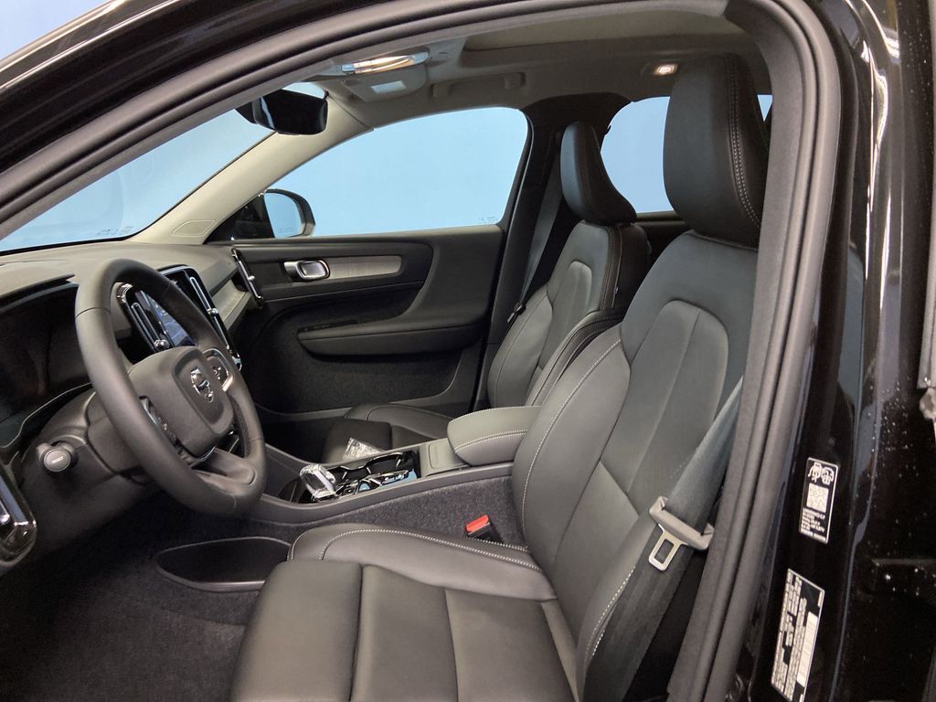 2026 Volvo XC40 Plus - Photo 10