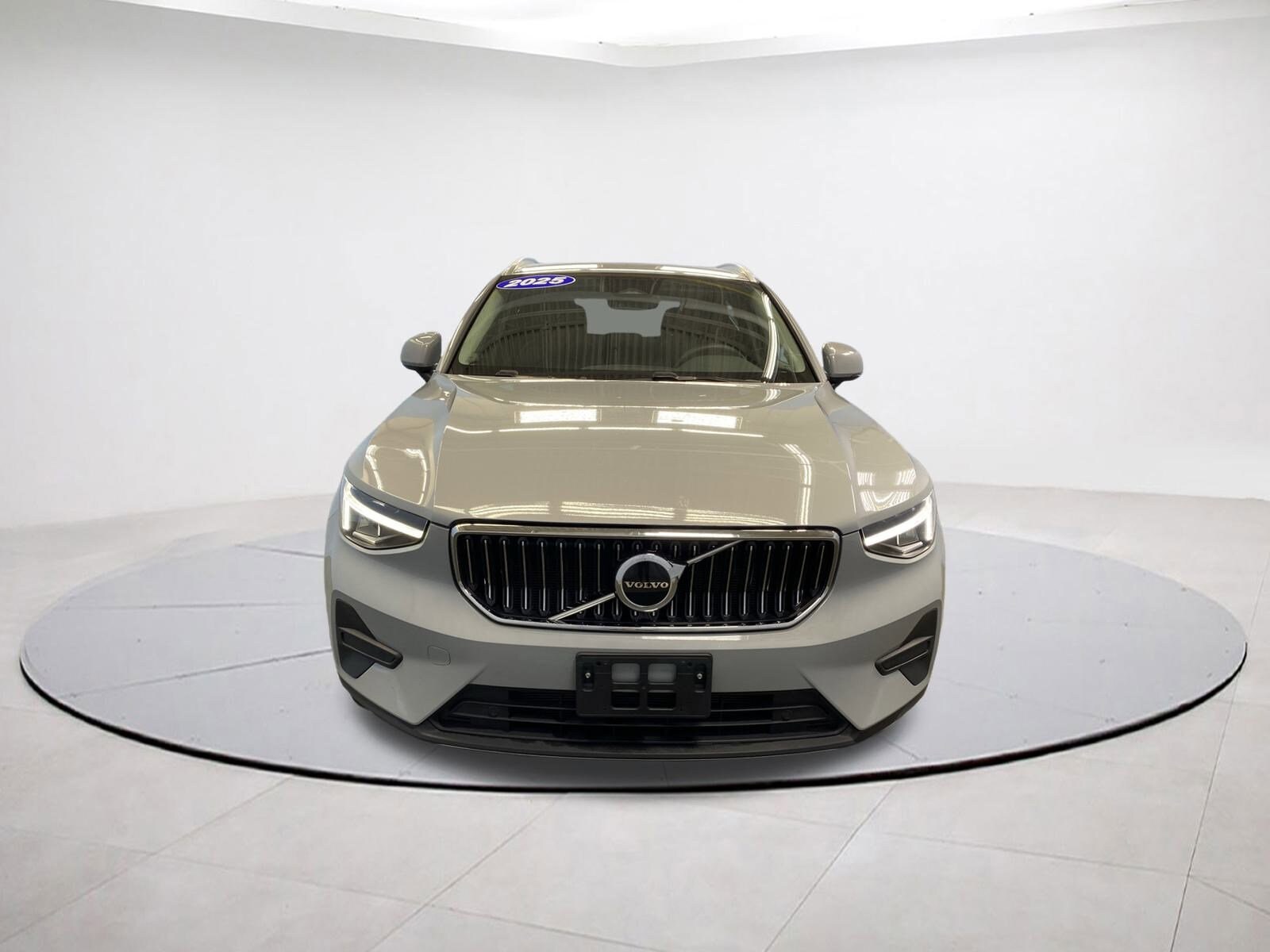 2025 Volvo XC40 Core photo 2