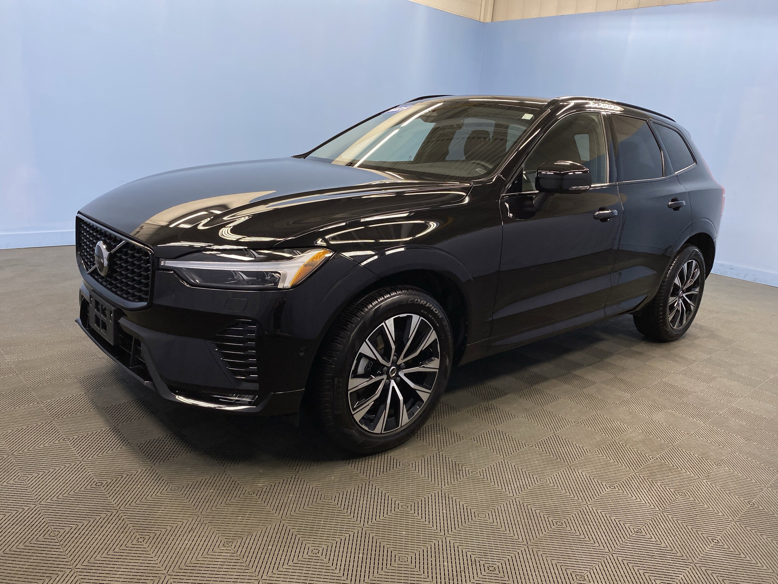 2025 Volvo XC60 Plus photo 3