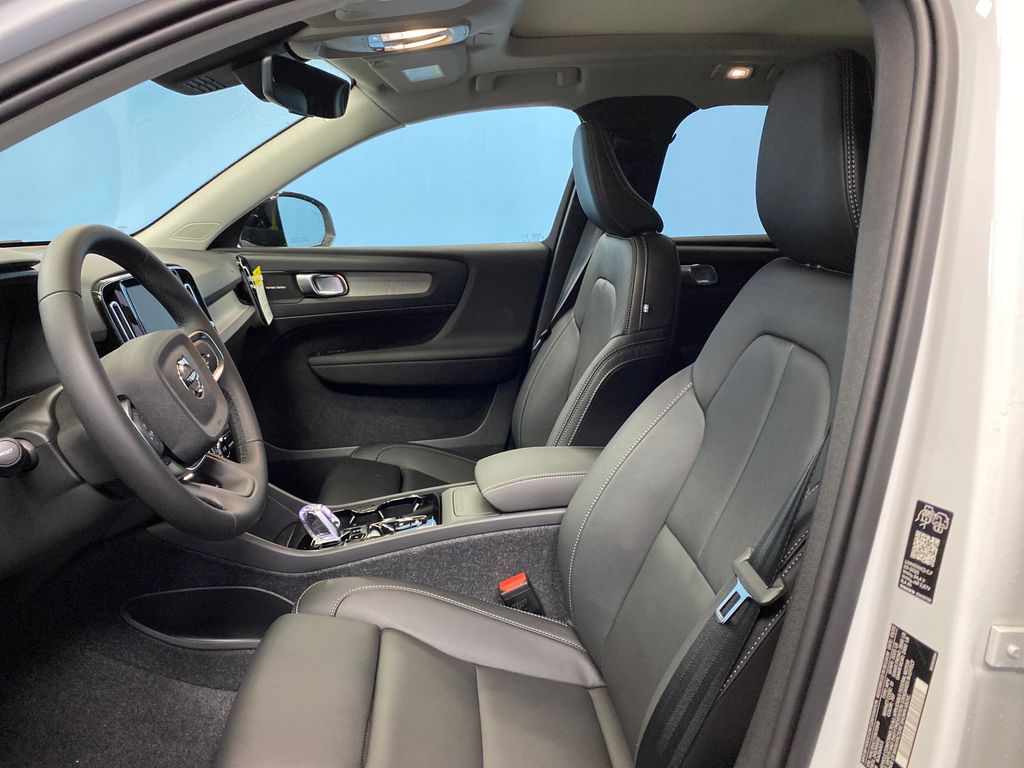 2026 Volvo XC40 Plus - Photo 10