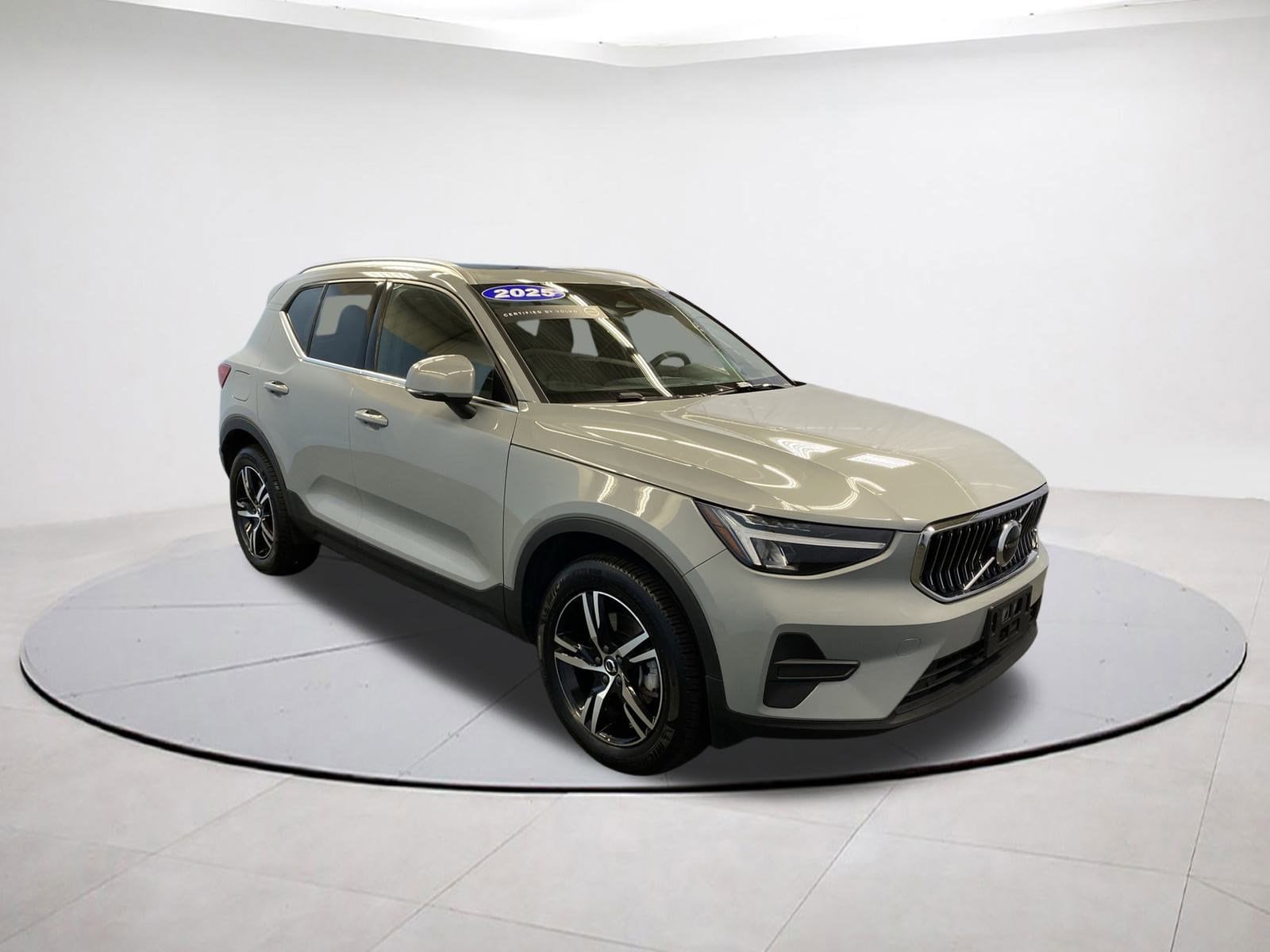 2025 Volvo XC40 SUV 