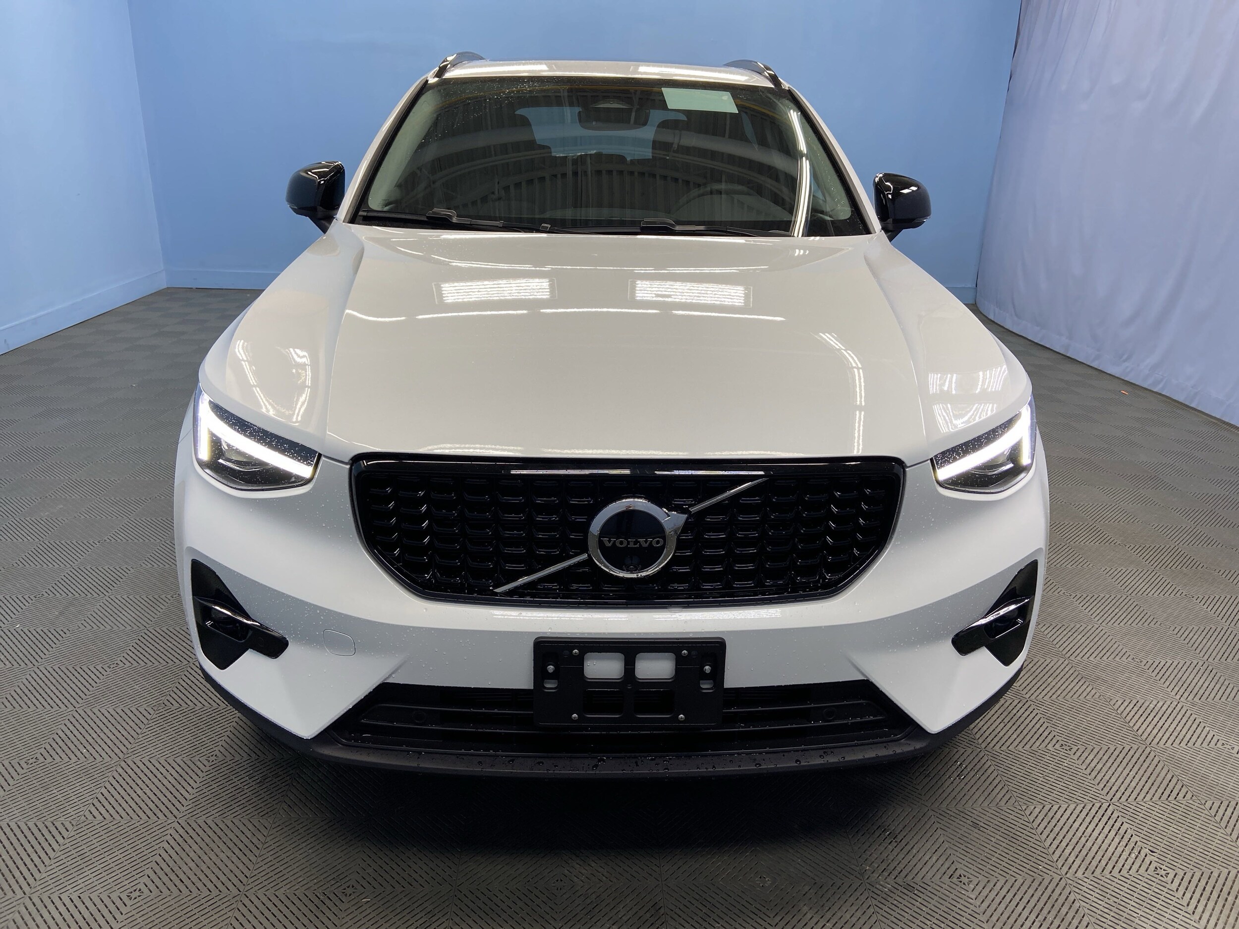 2026 Volvo XC40 photo 2