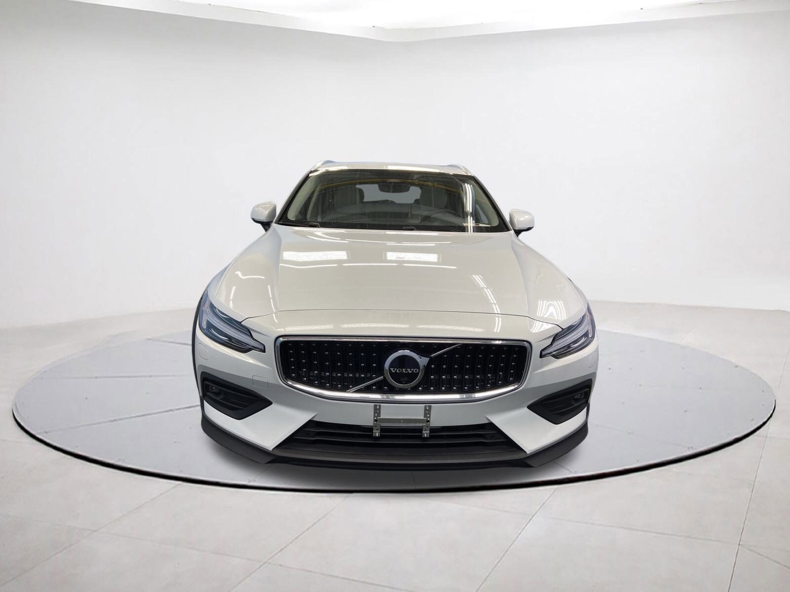 2026 Volvo V60 Cross Country B5 Plus photo 2