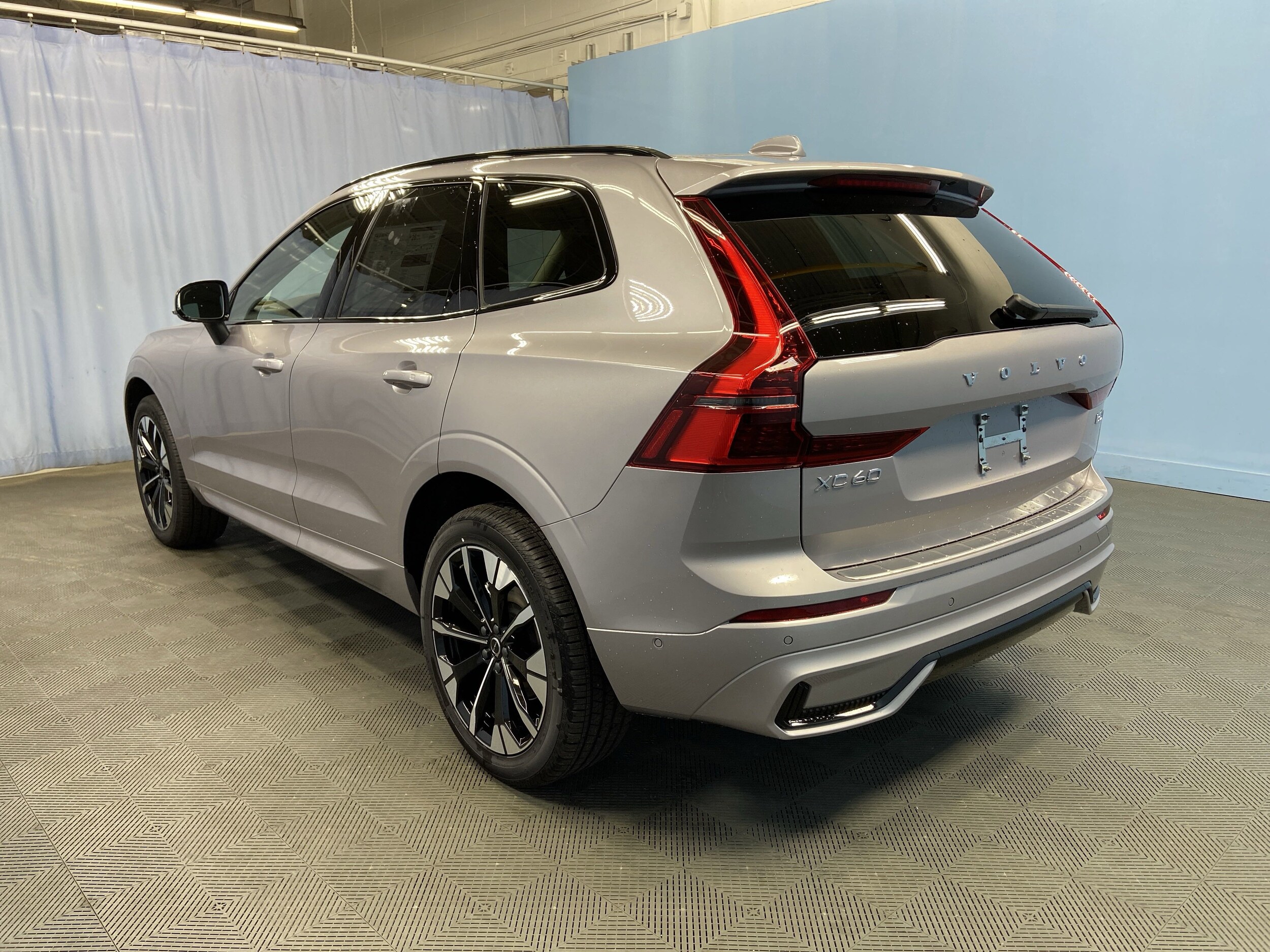 2026 Volvo XC60 B5 Plus photo 4