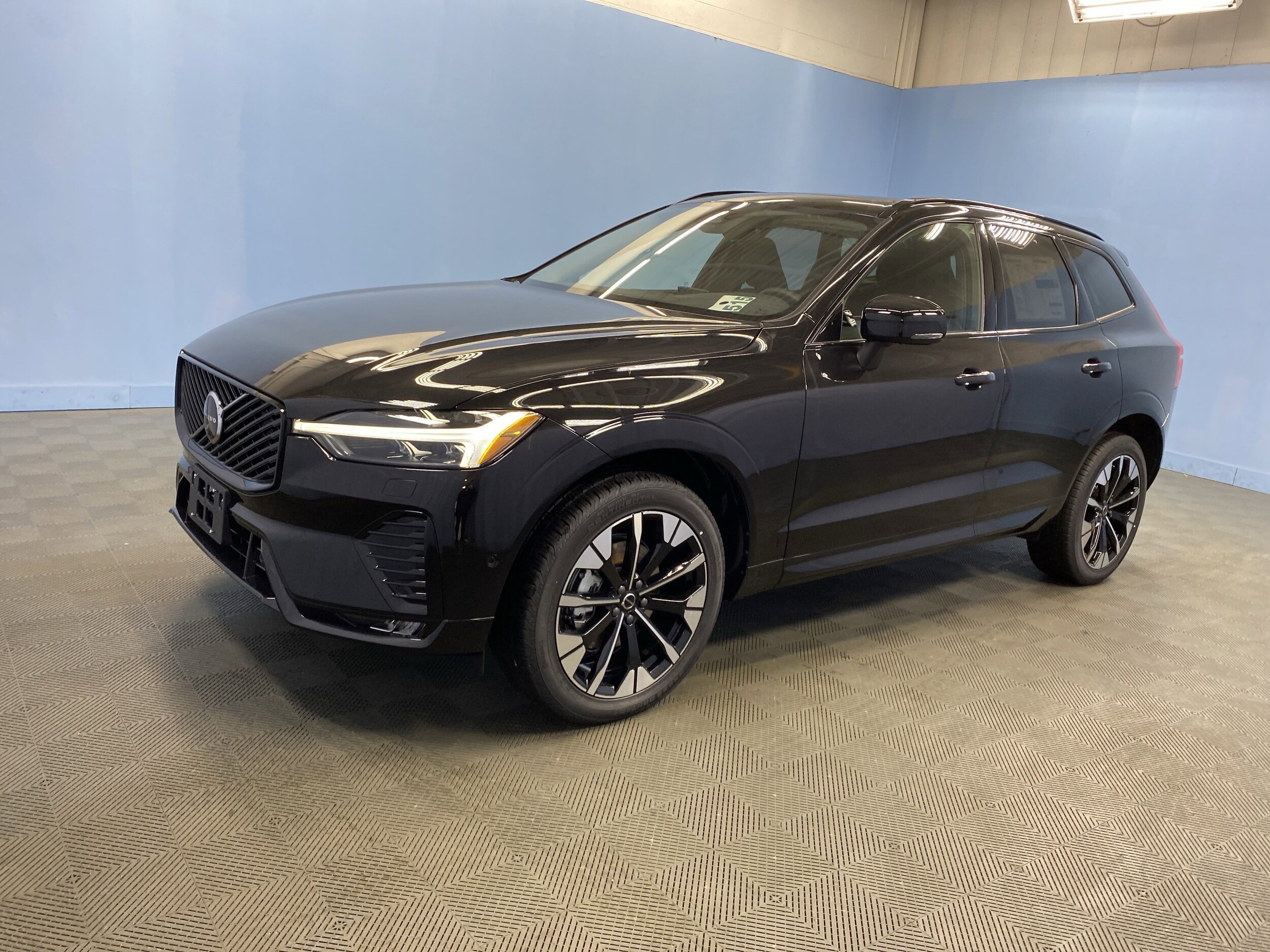 2026 Volvo XC60 B5 Plus photo 2