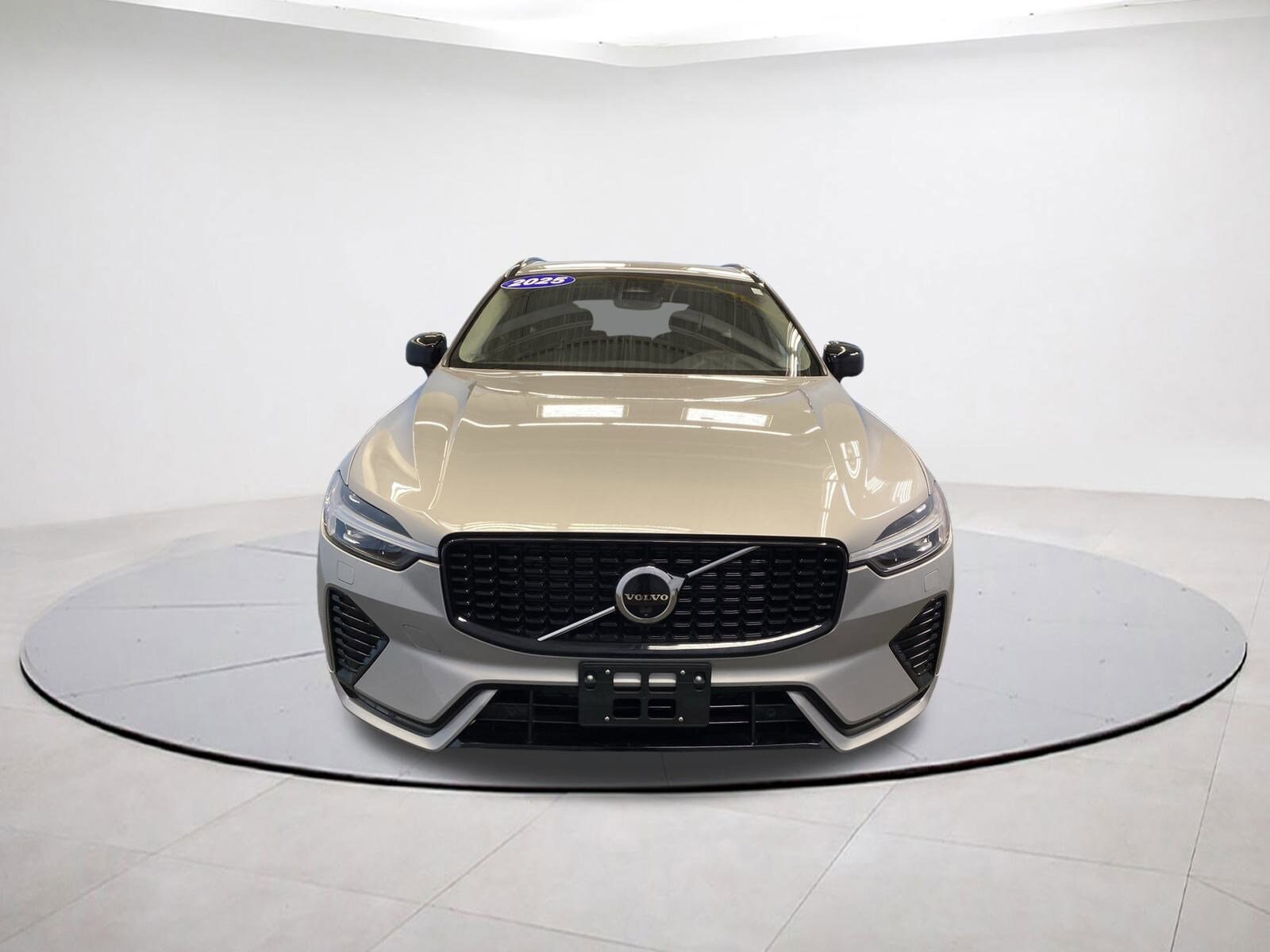 2025 Volvo XC60 Plus photo 2