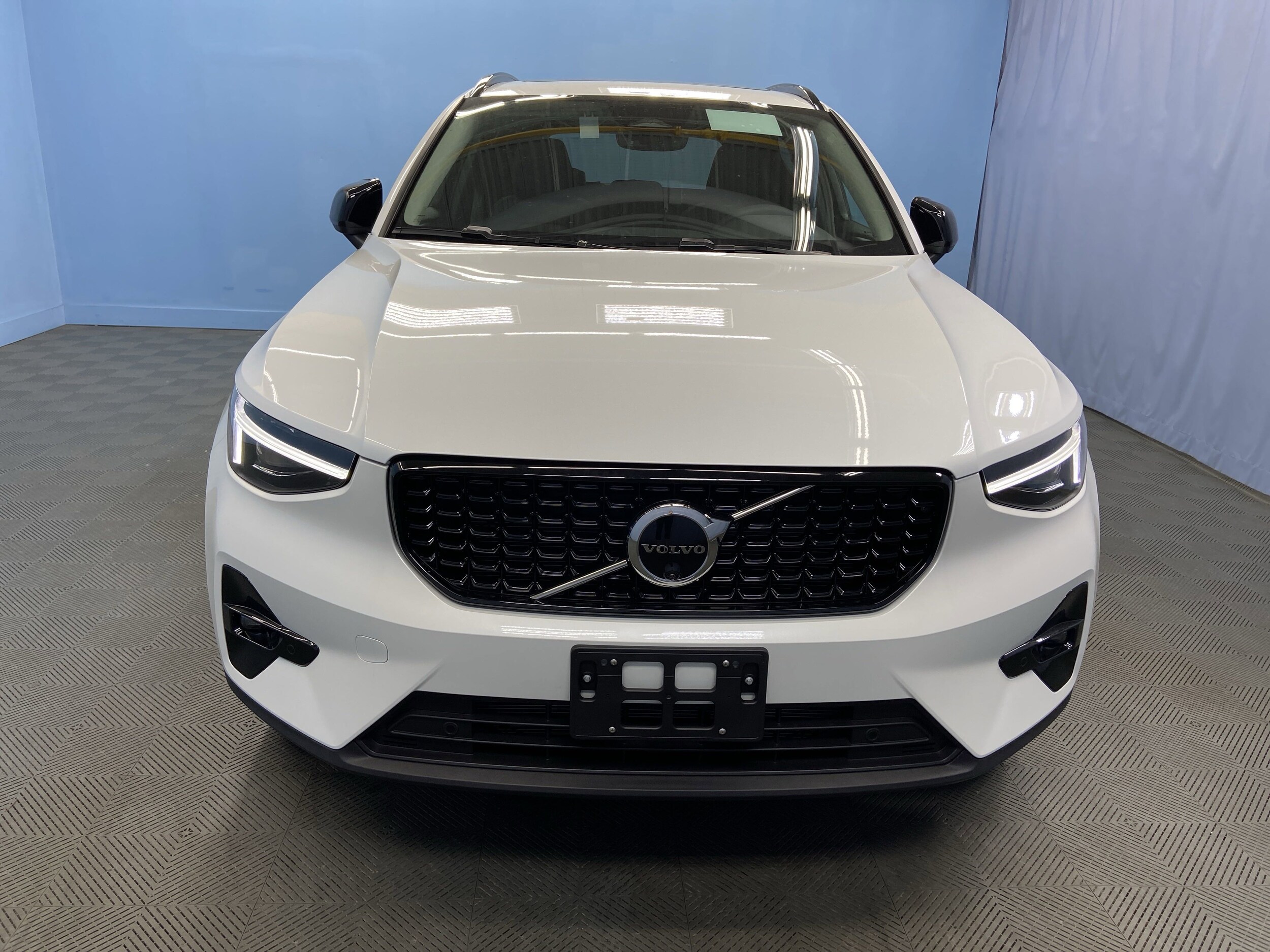2026 Volvo XC40 photo 2