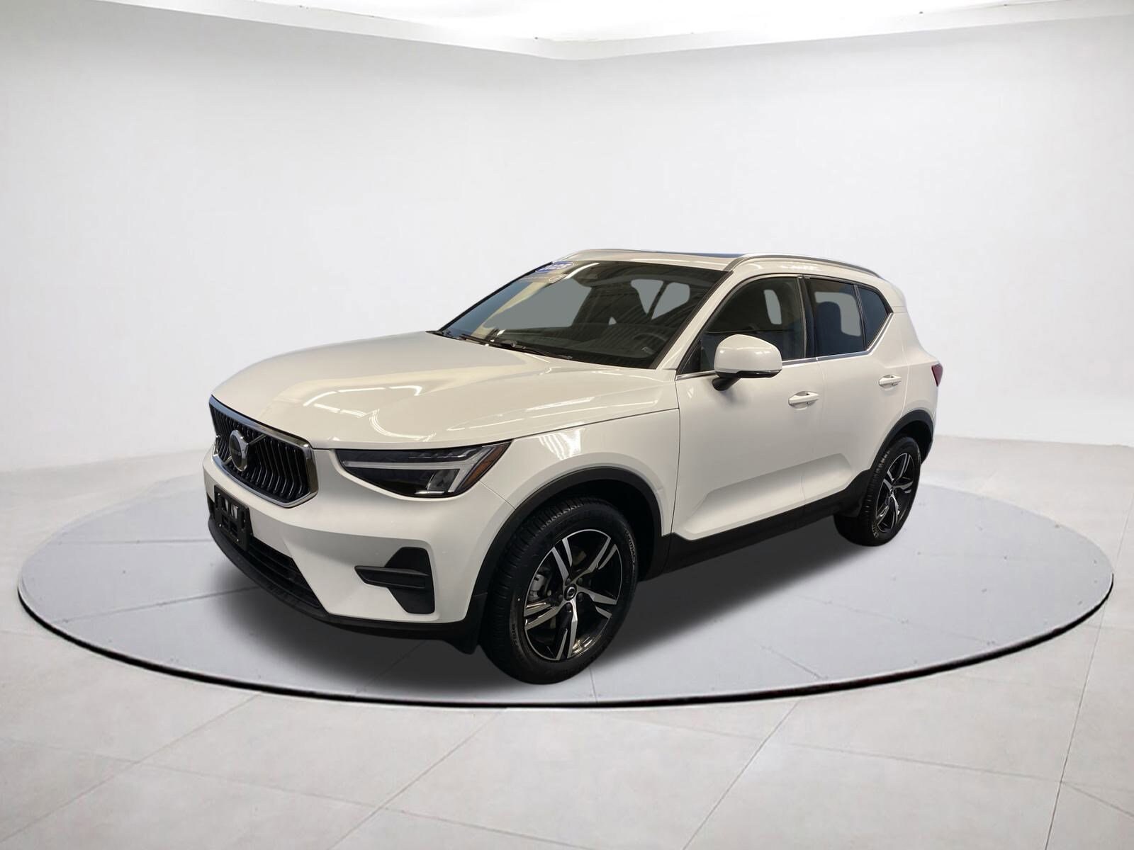 2025 Volvo XC40 Core photo 3