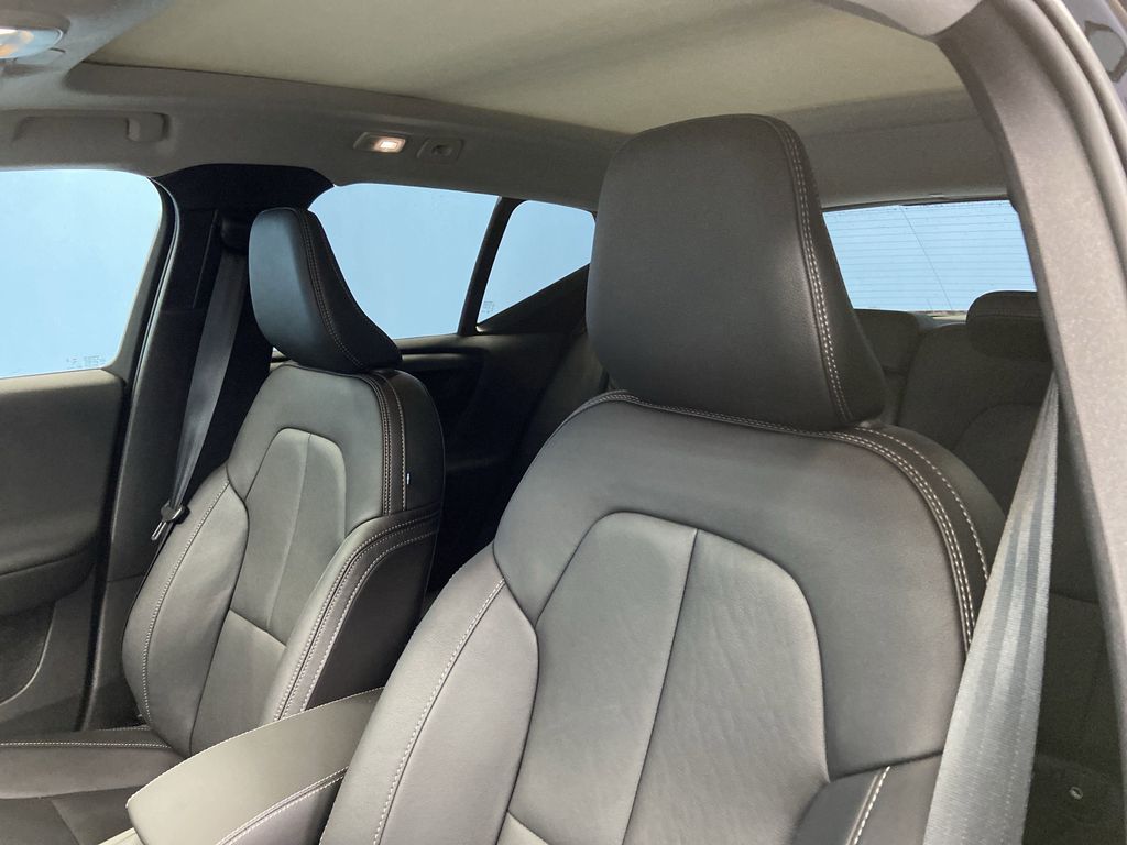 2026 Volvo XC40 Plus - Photo 9
