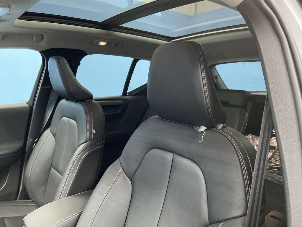 2026 Volvo XC40 Core - Photo 9