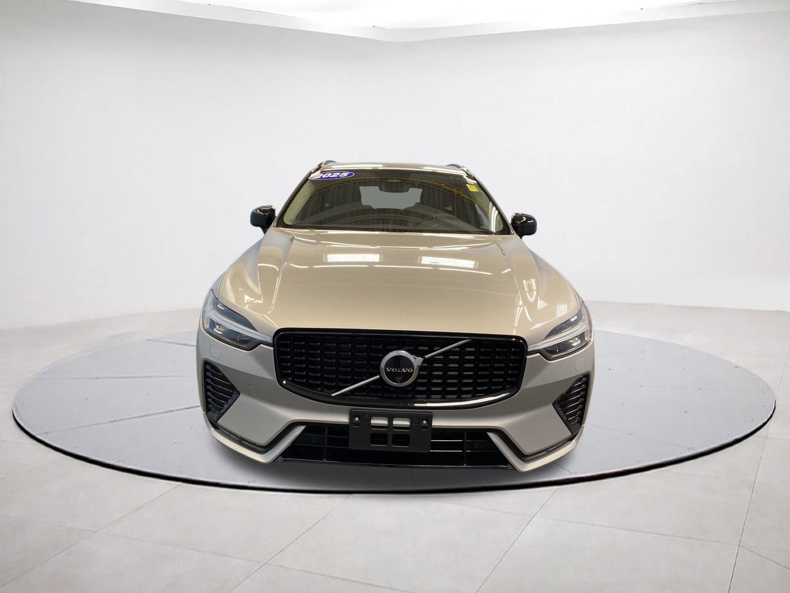 2025 Volvo XC60 Plus photo 2