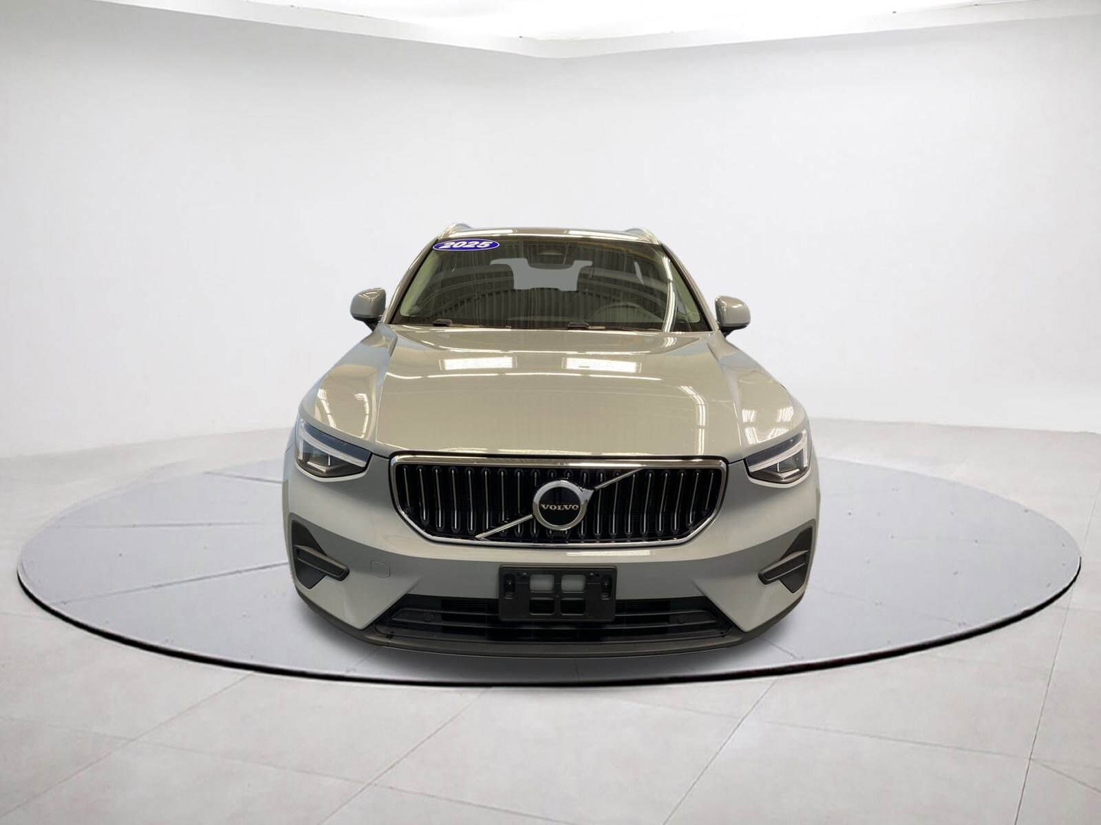 2025 Volvo XC40 Core photo 2