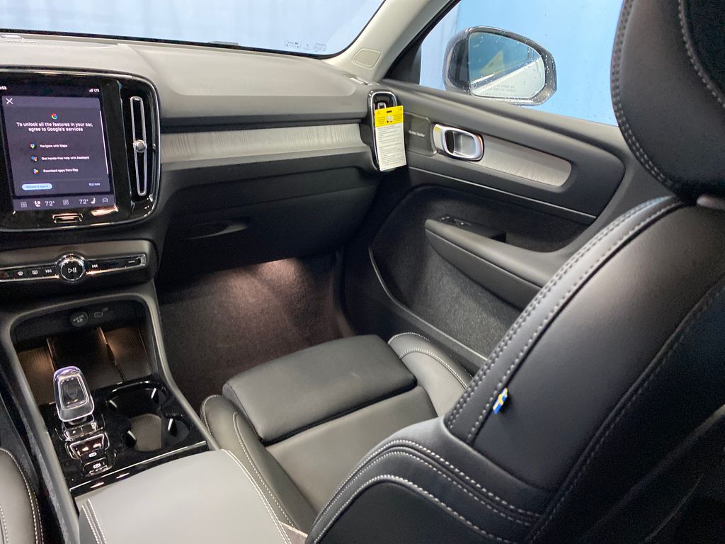 2026 Volvo XC40 Plus - Photo 18