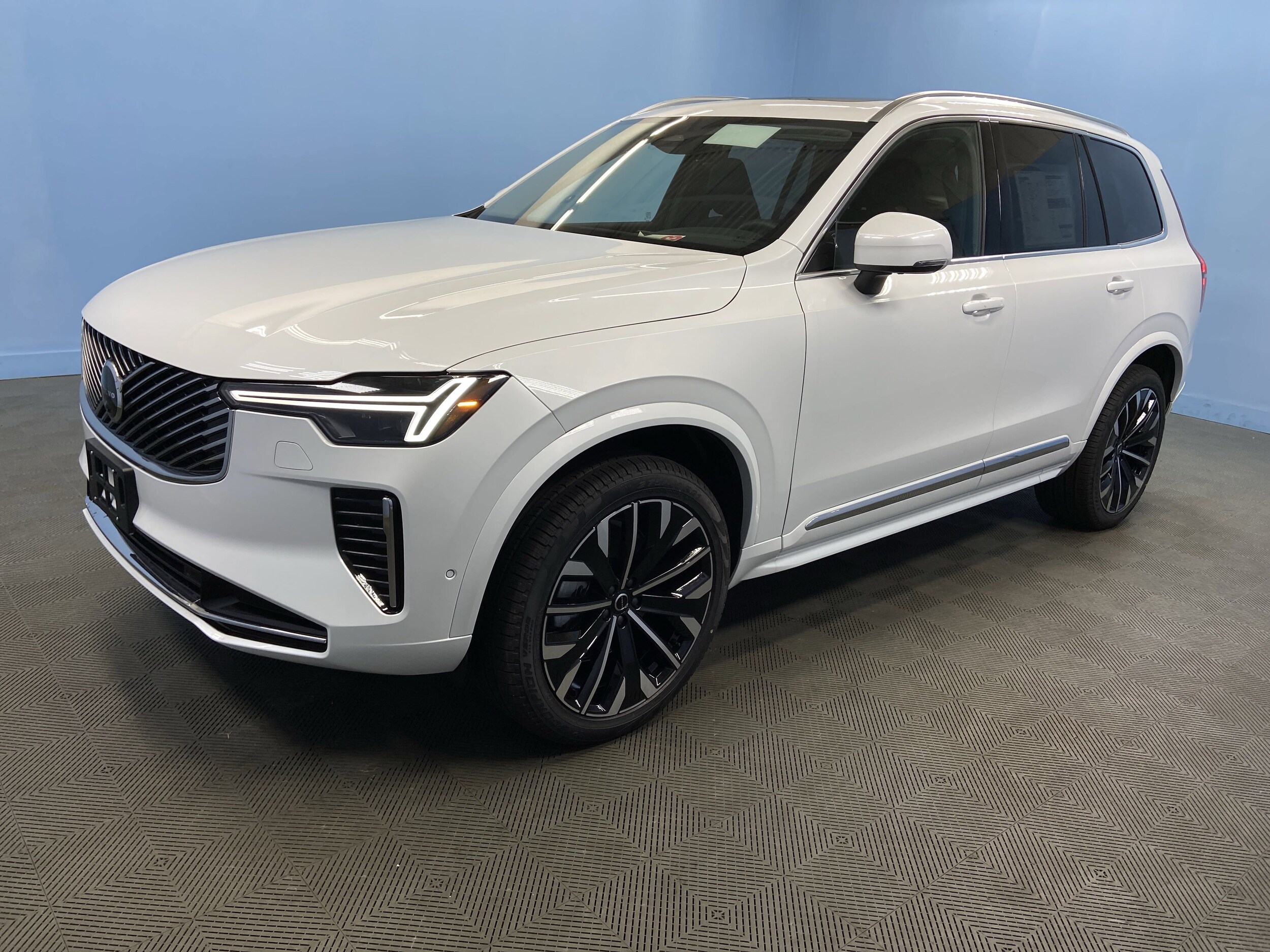 2025 Volvo XC90 Plus photo 3