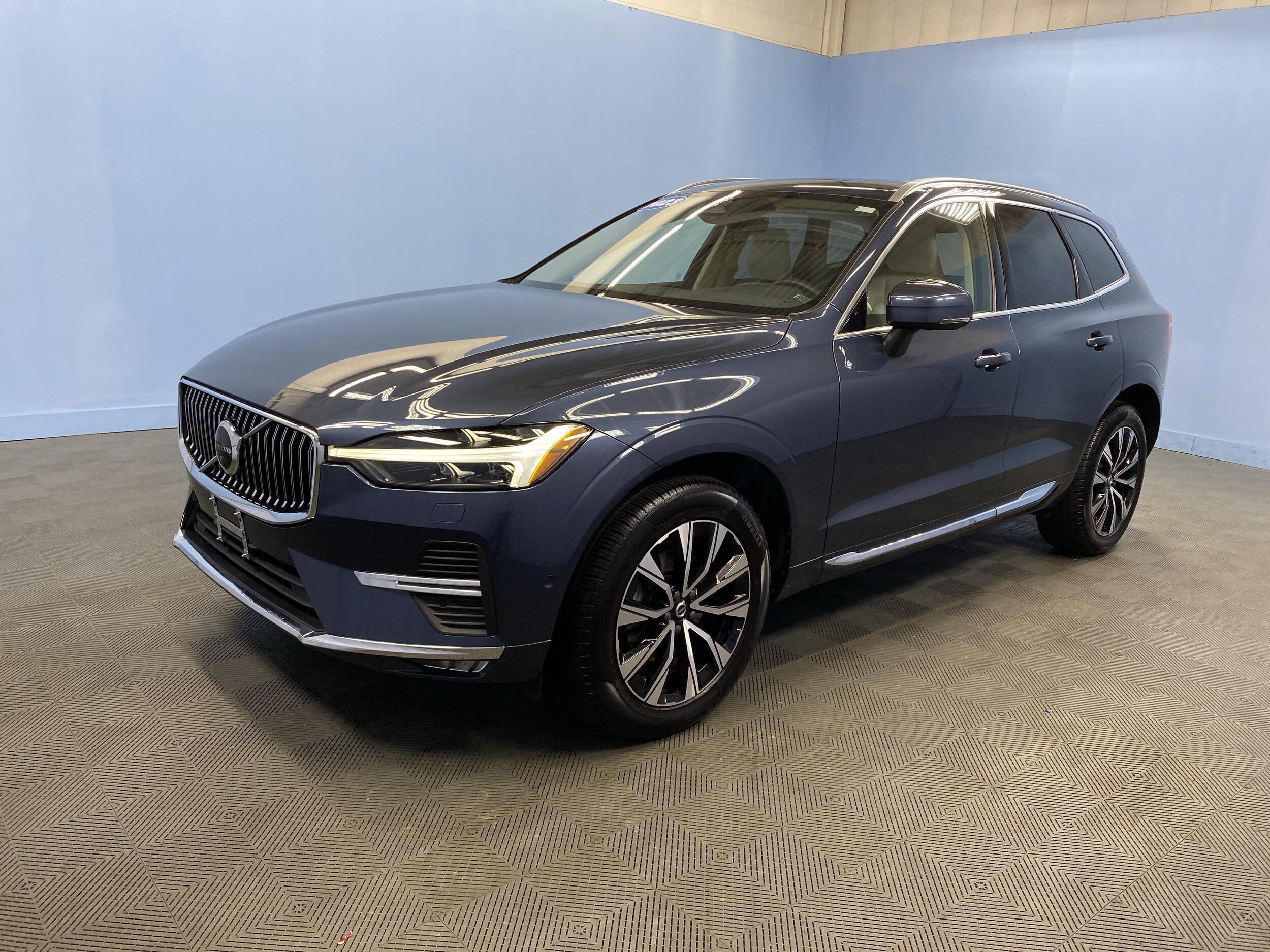 2023 Volvo XC60 Plus photo 3