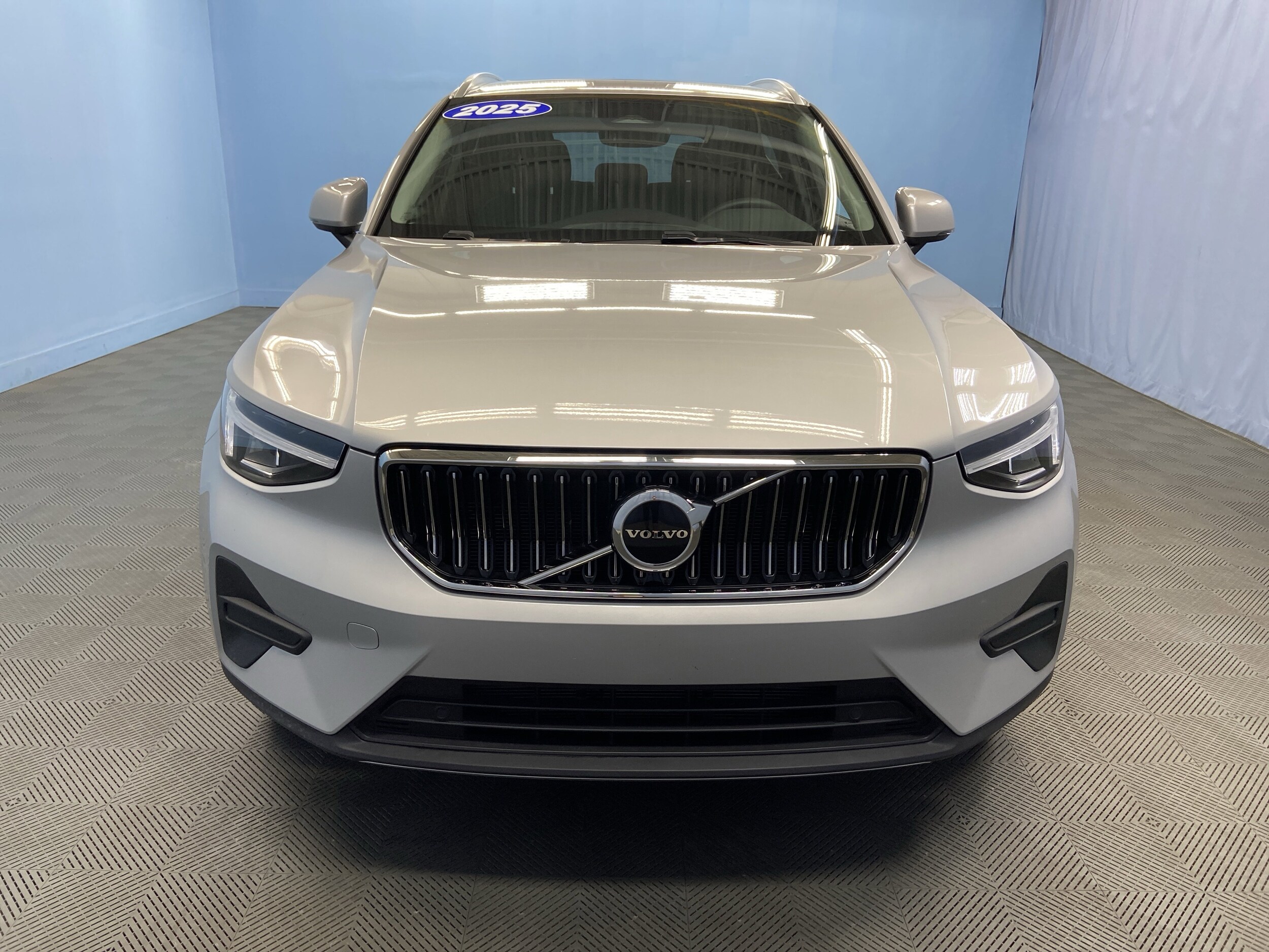 2025 Volvo XC40 Core photo 2