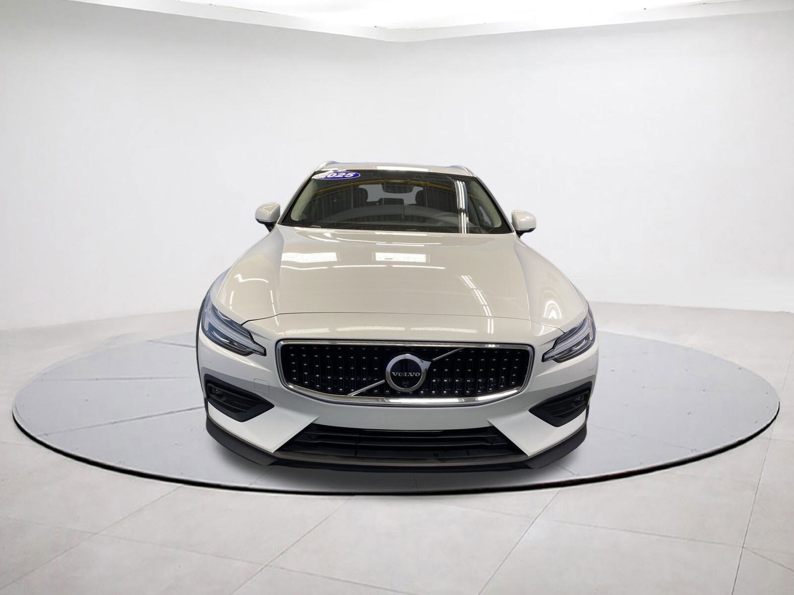 2025 Volvo V60 Cross Country Plus photo 2