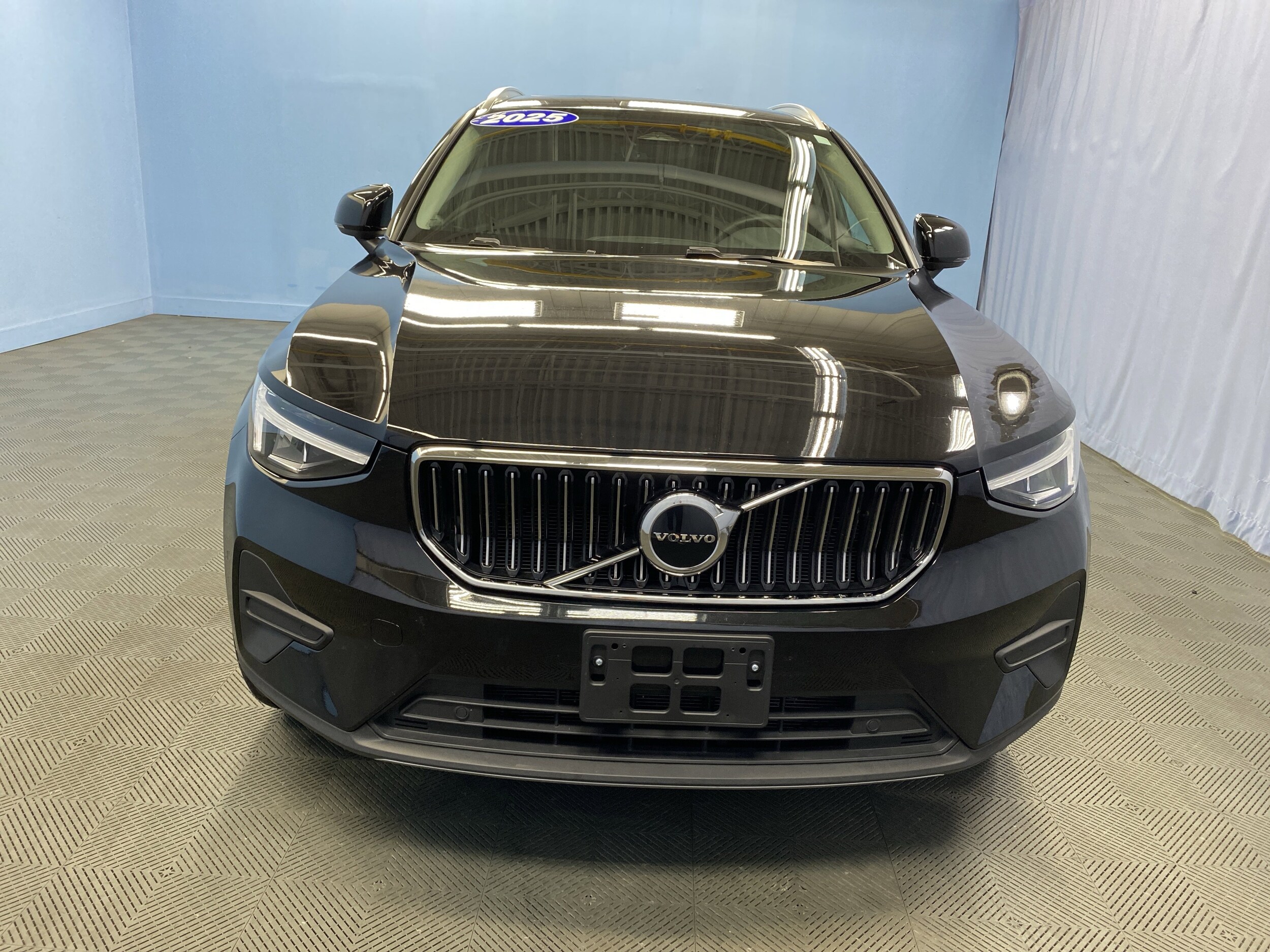 2025 Volvo XC40 Core photo 2