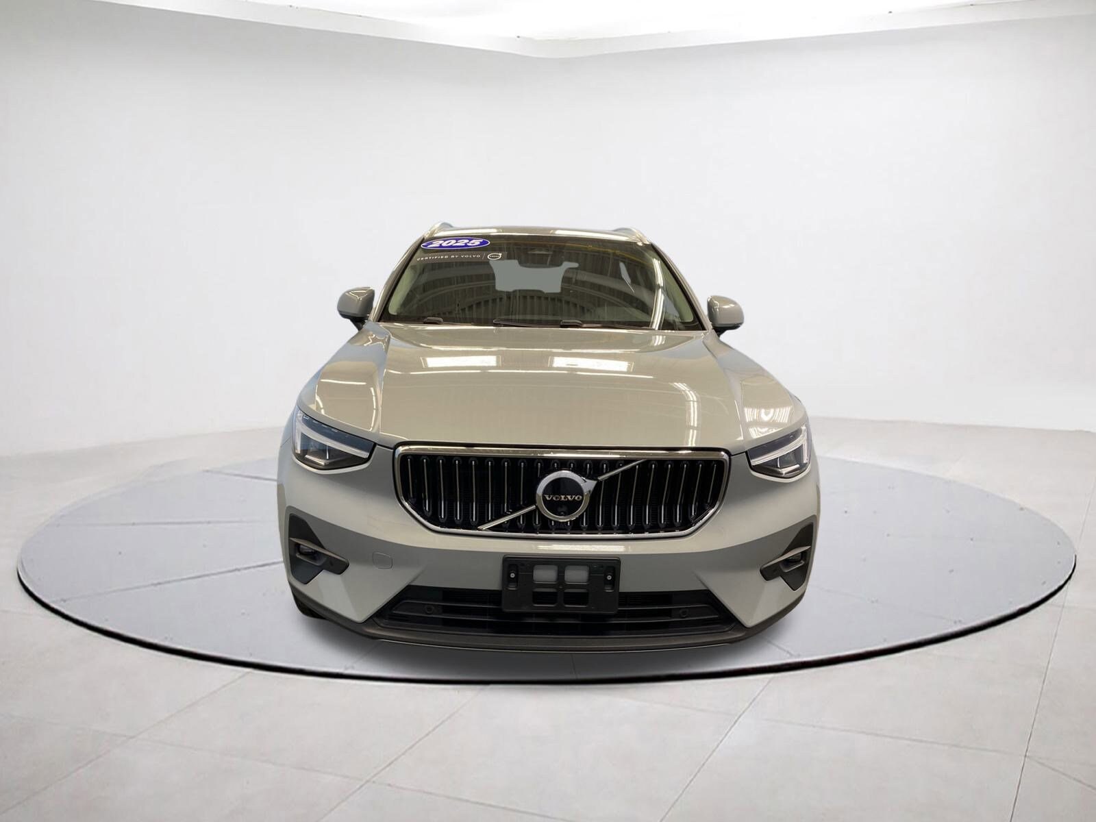 2025 Volvo XC40 Plus photo 2