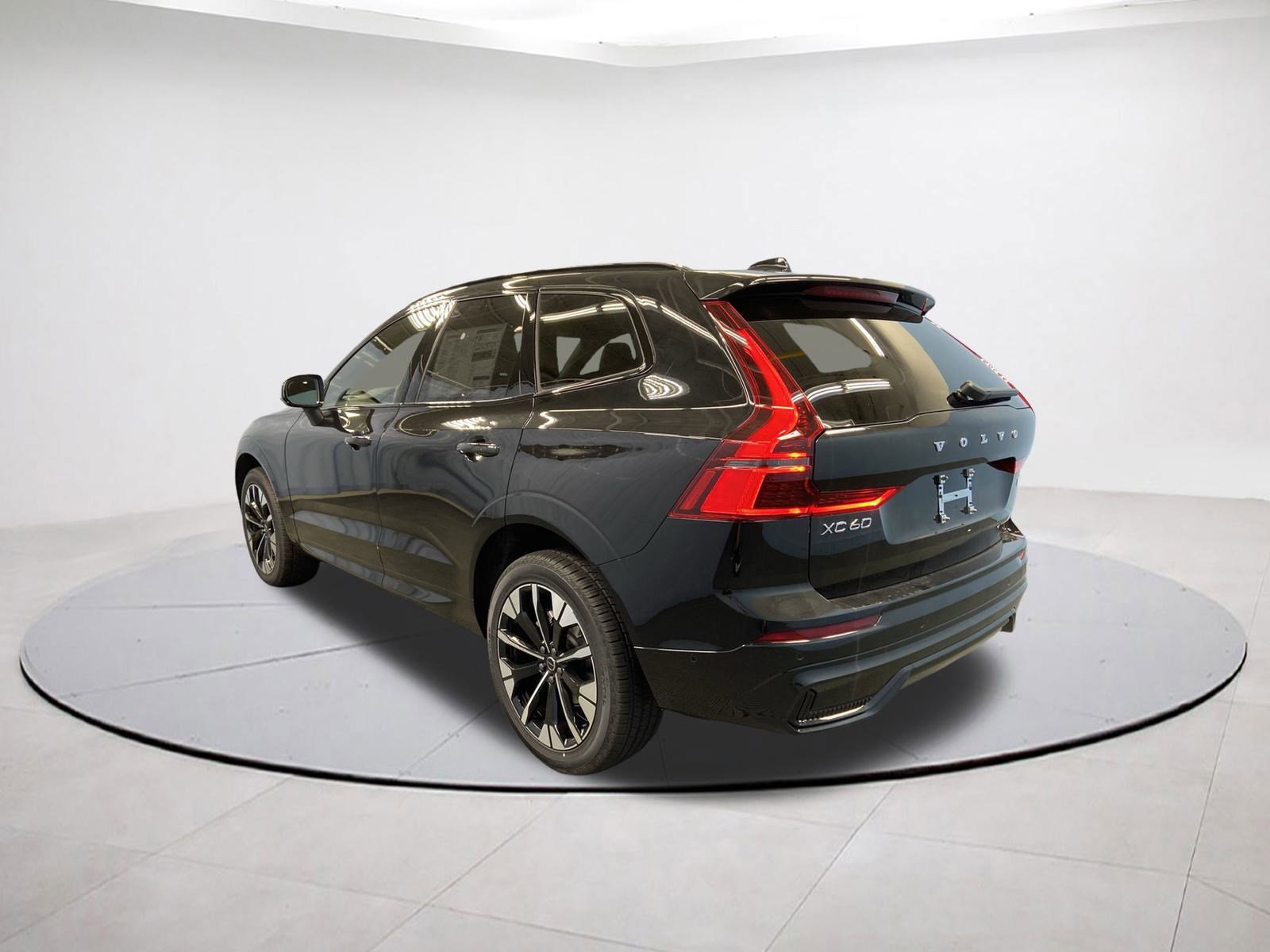2026 Volvo XC60 B5 Plus photo 4