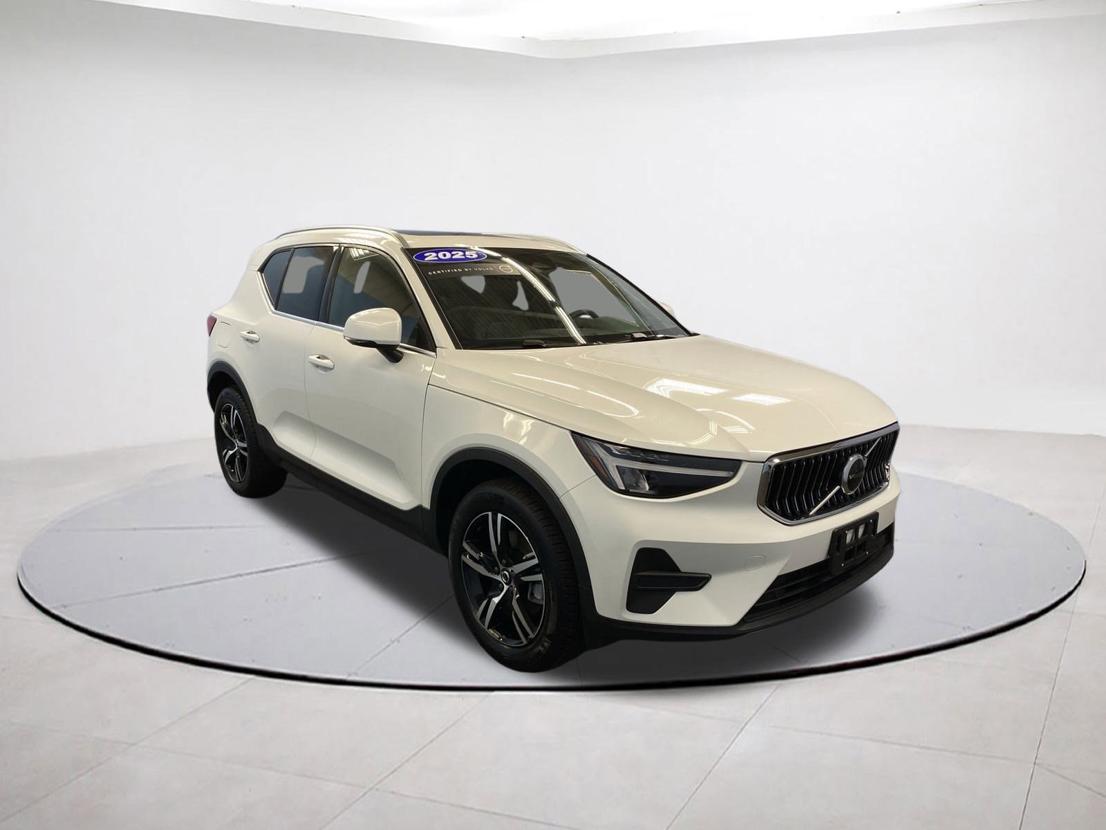 2025 Volvo XC40 Core's photo