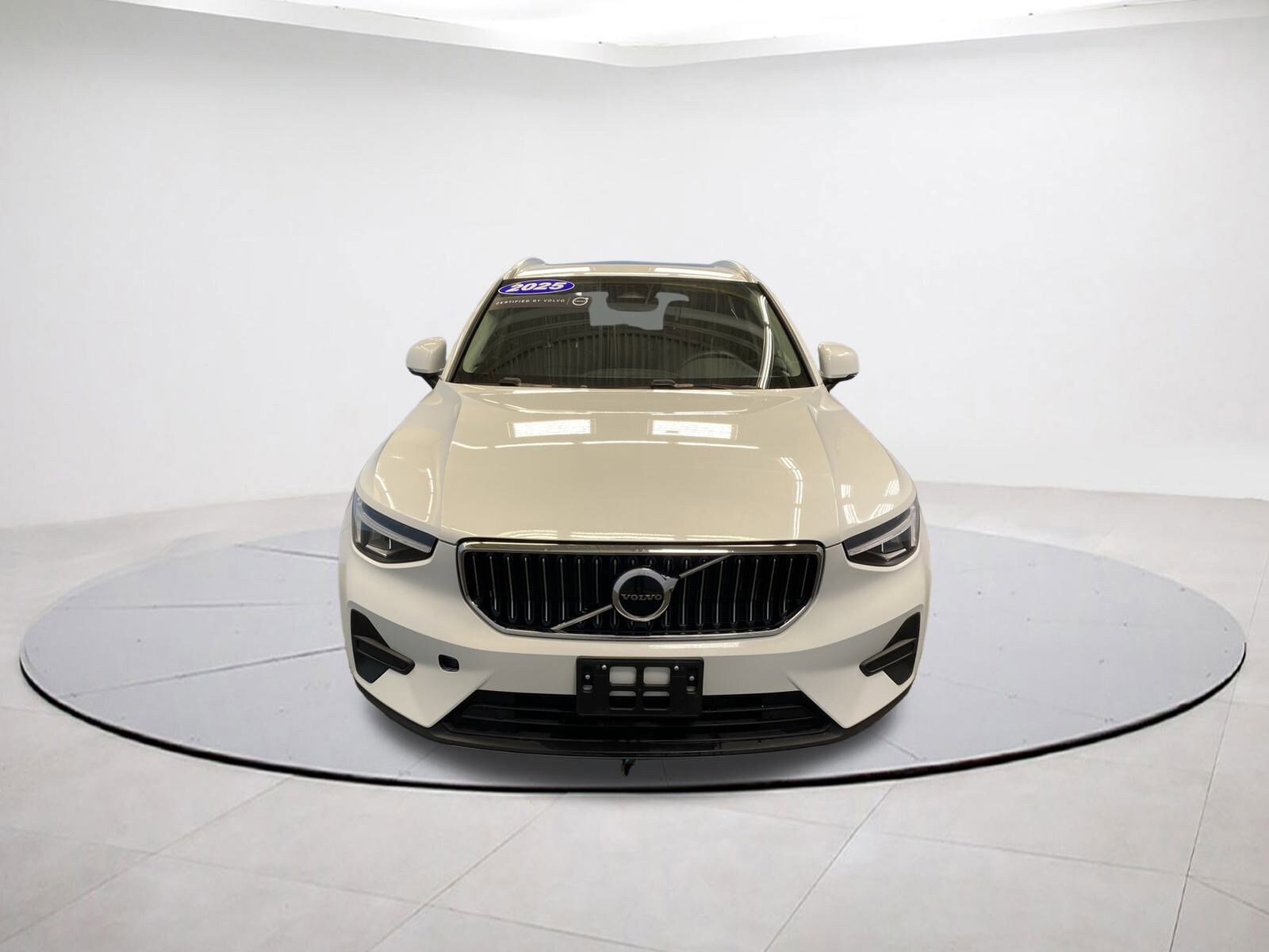 2025 Volvo XC40 Core photo 2