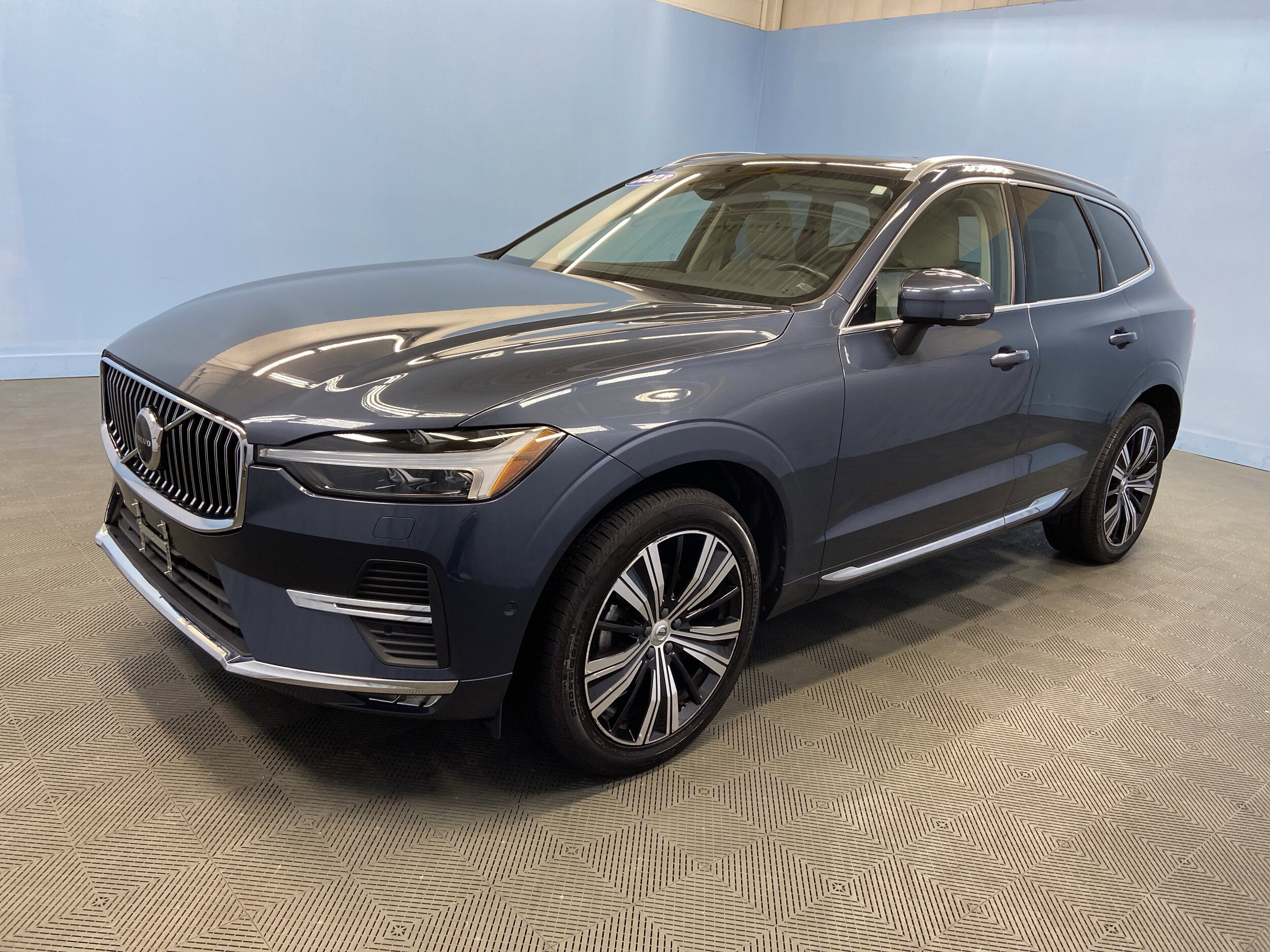 2023 Volvo XC60 Plus photo 2