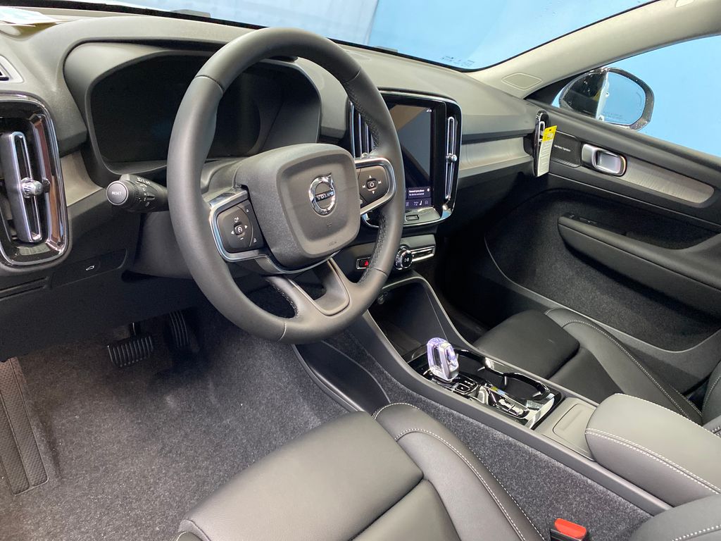 2026 Volvo XC40 Plus - Photo 11