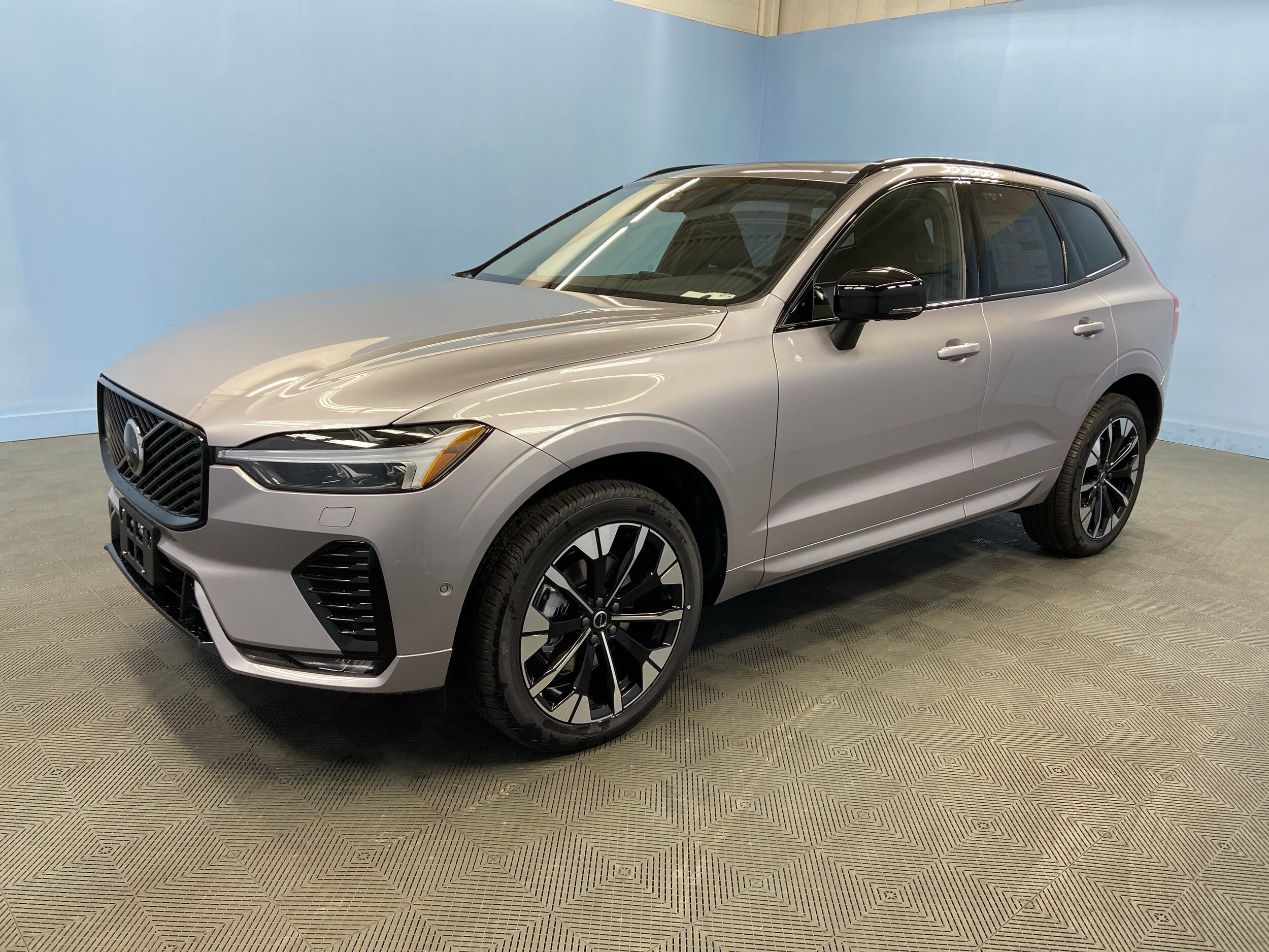 2026 Volvo XC60 B5 Plus photo 3