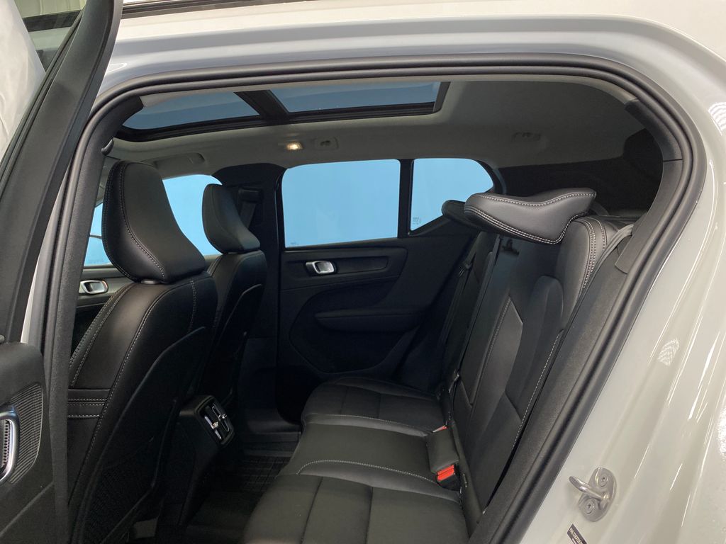2026 Volvo XC40 Plus - Photo 14