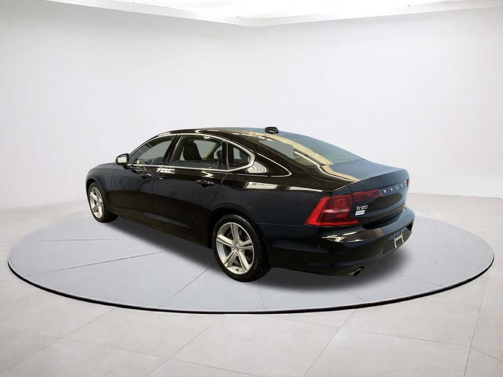 Used 2018 Volvo S90 Momentum Sedan