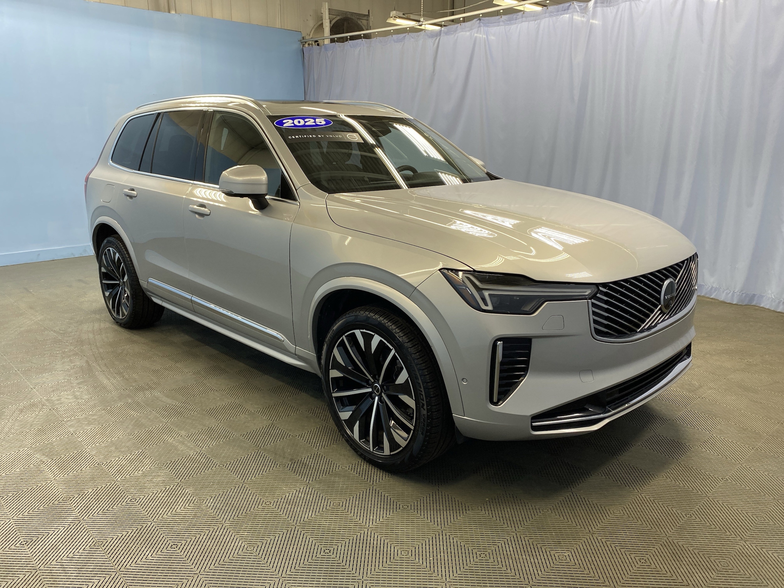 2025 Volvo XC90 Plus's photo