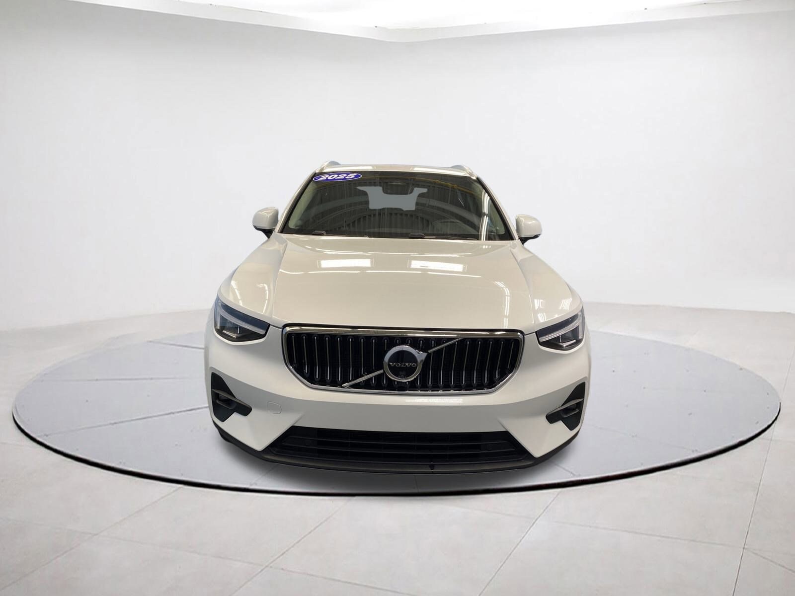 2025 Volvo XC40 Plus photo 2