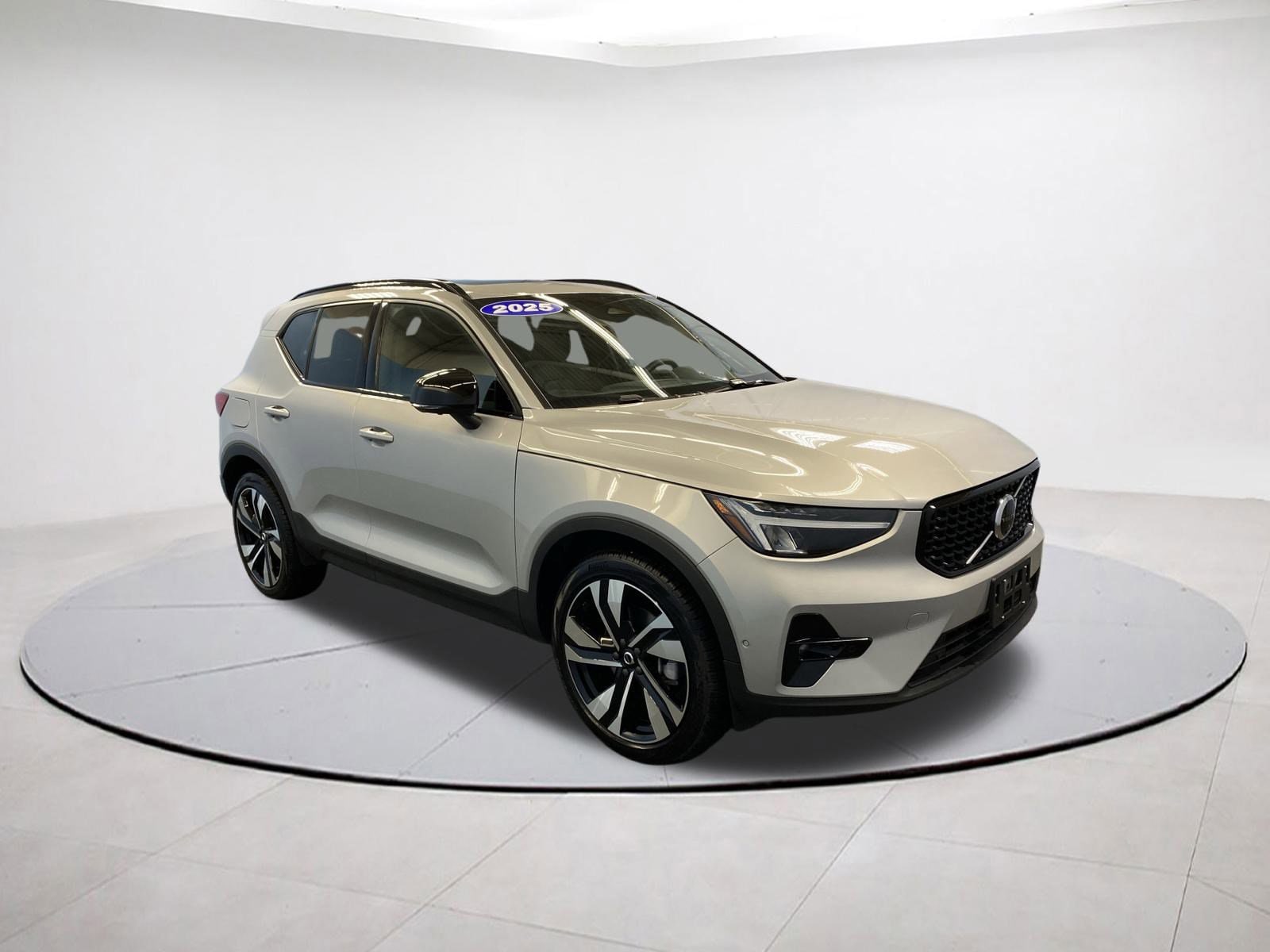 2025 Volvo XC40 SUV 