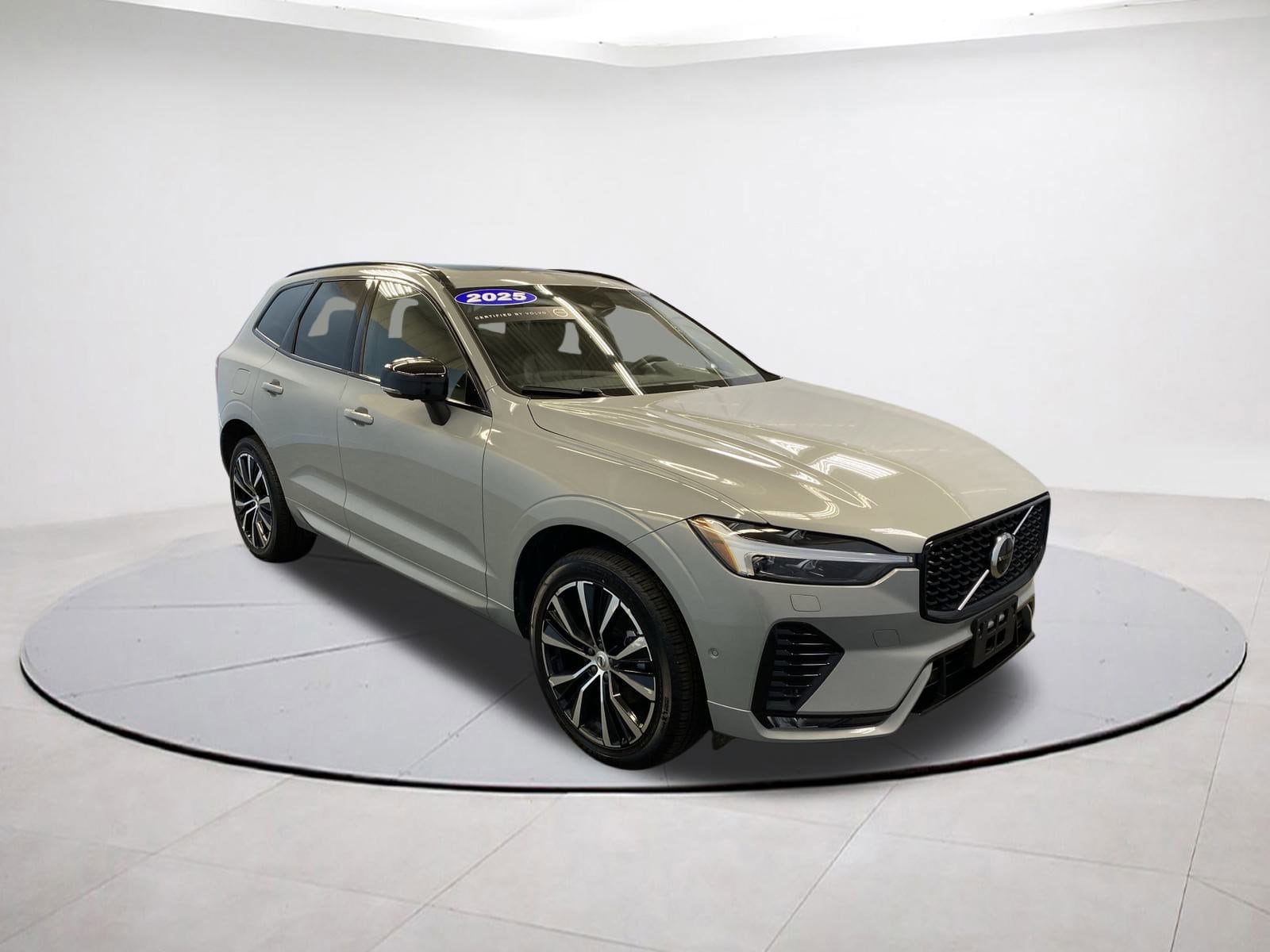 2025 Volvo XC60 Plus's photo