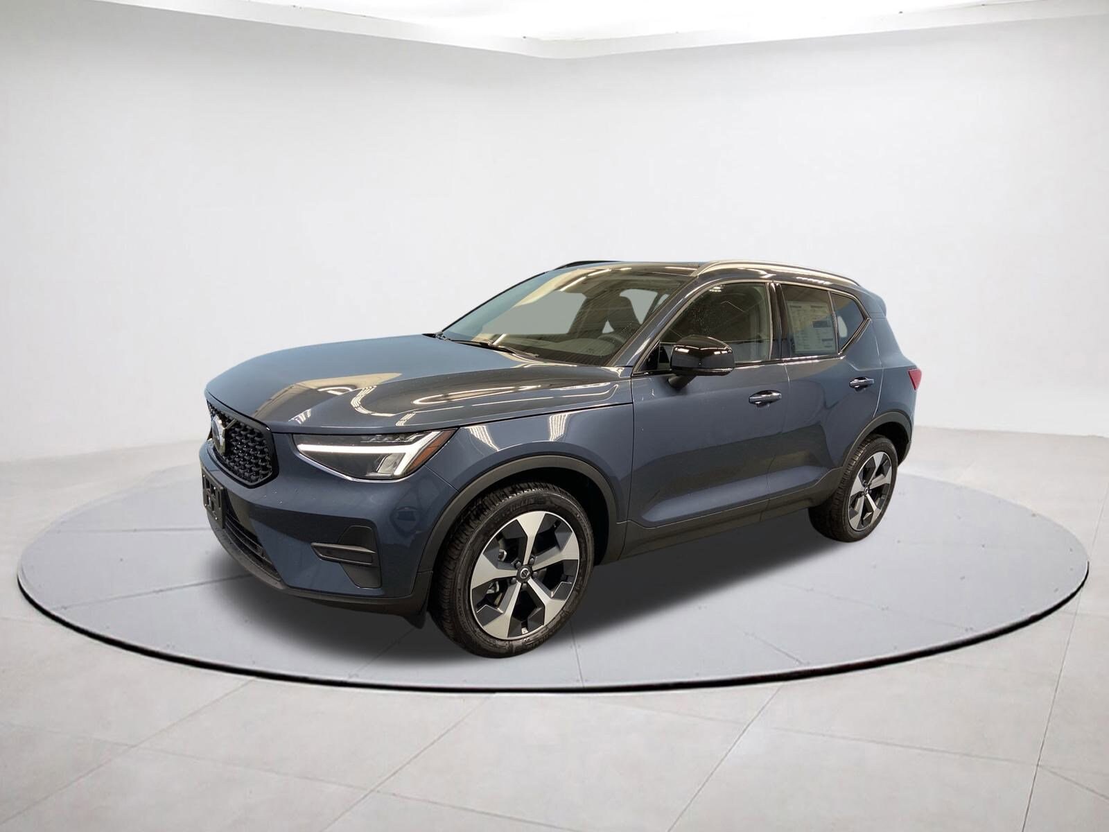 2026 Volvo XC40 Core photo 3