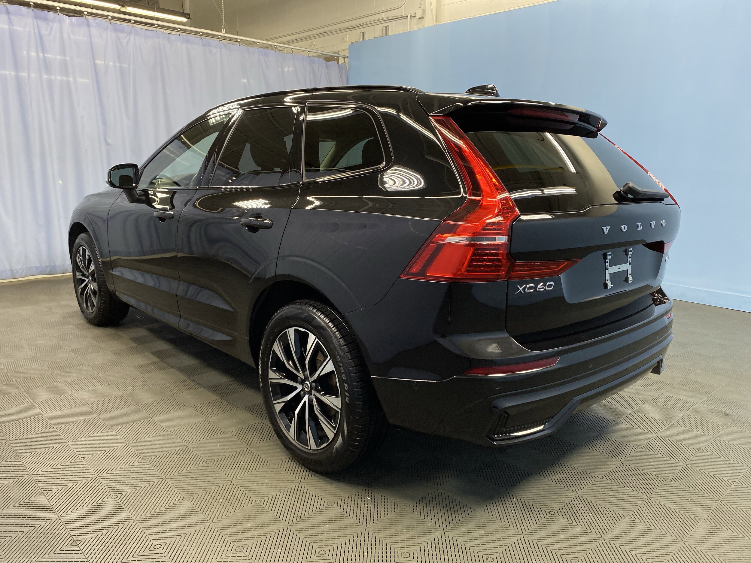 2025 Volvo XC60 Plus photo 4