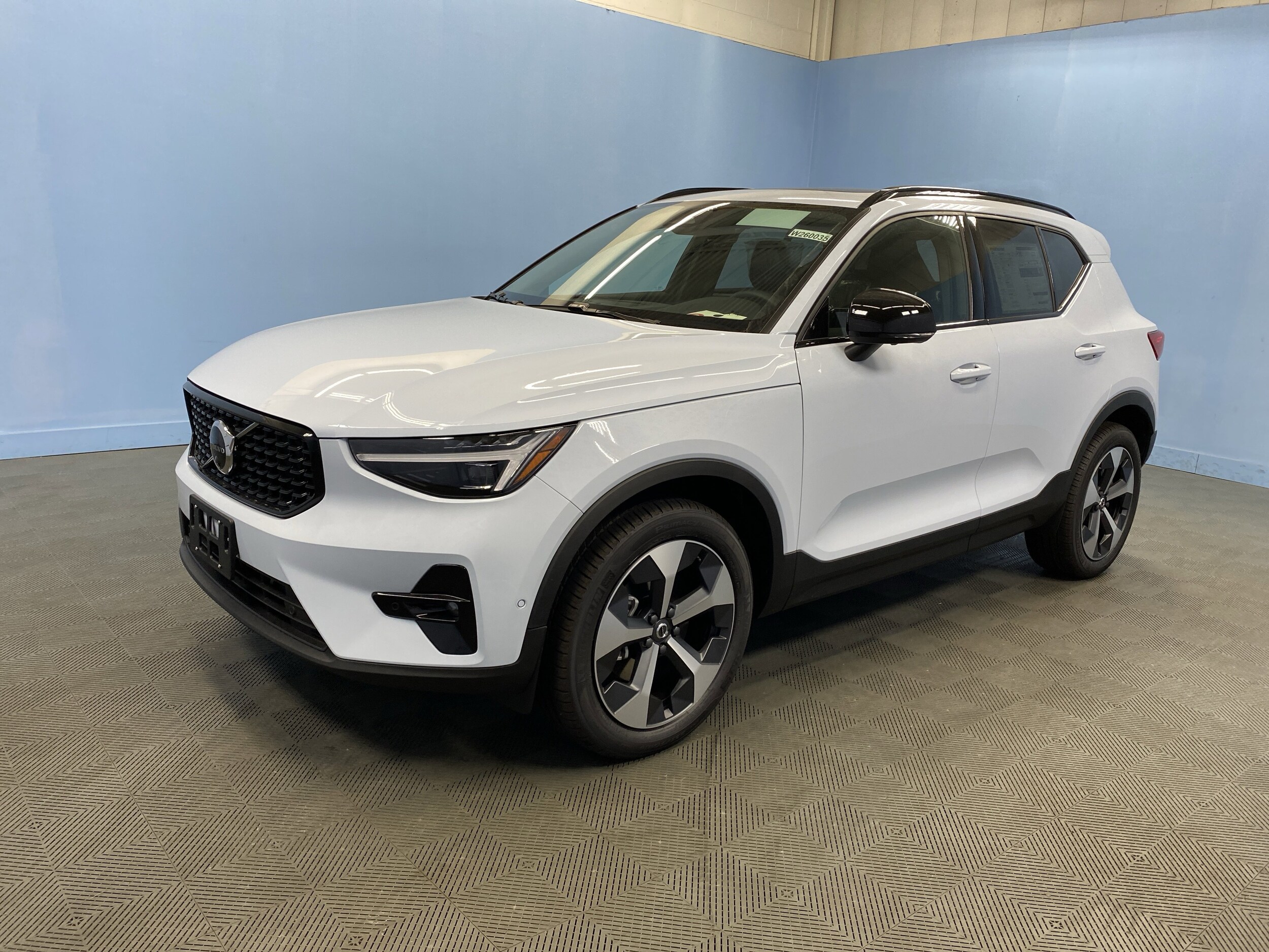 2026 Volvo XC40 Plus photo 3