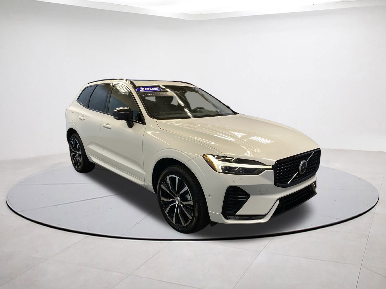 2025 Volvo XC60 Plus's photo