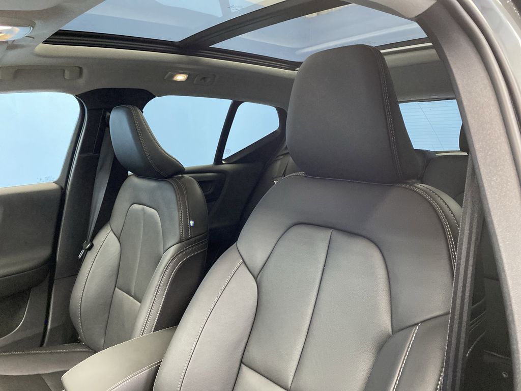 2026 Volvo XC40 Core - Photo 9