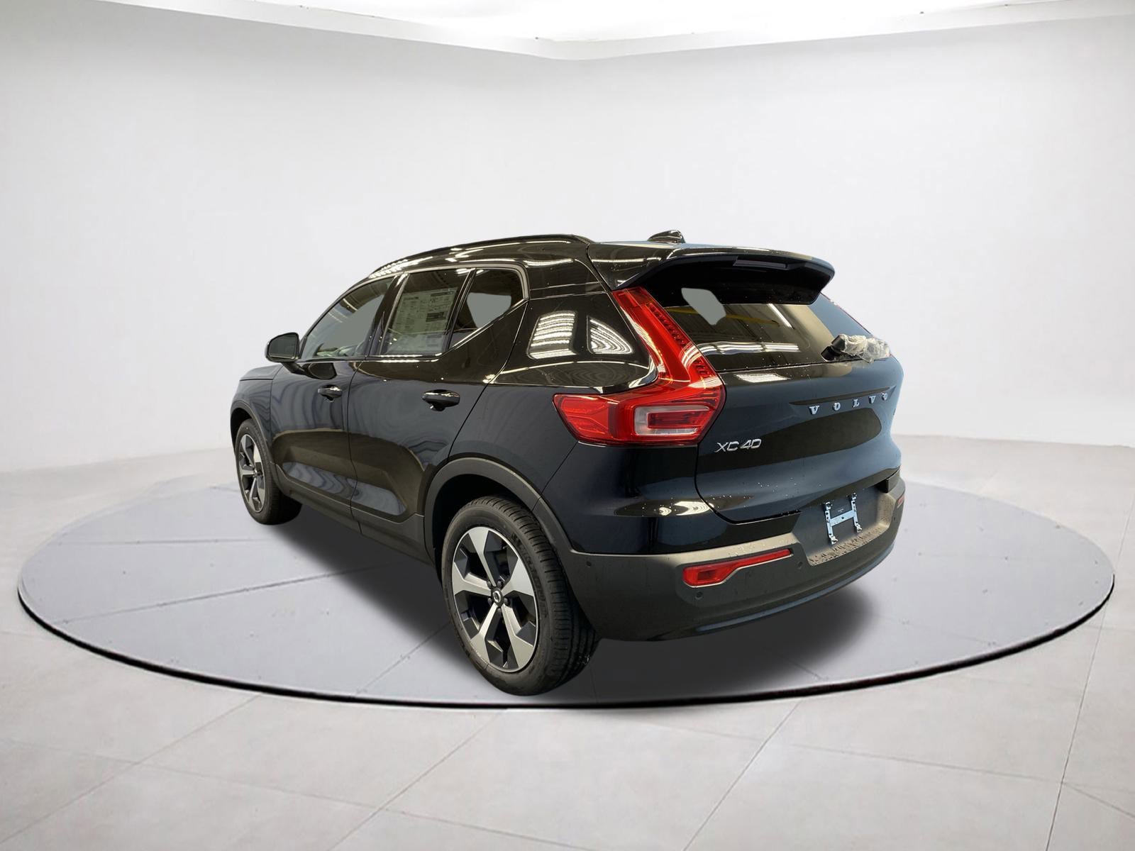 2026 Volvo XC40 Plus photo 4