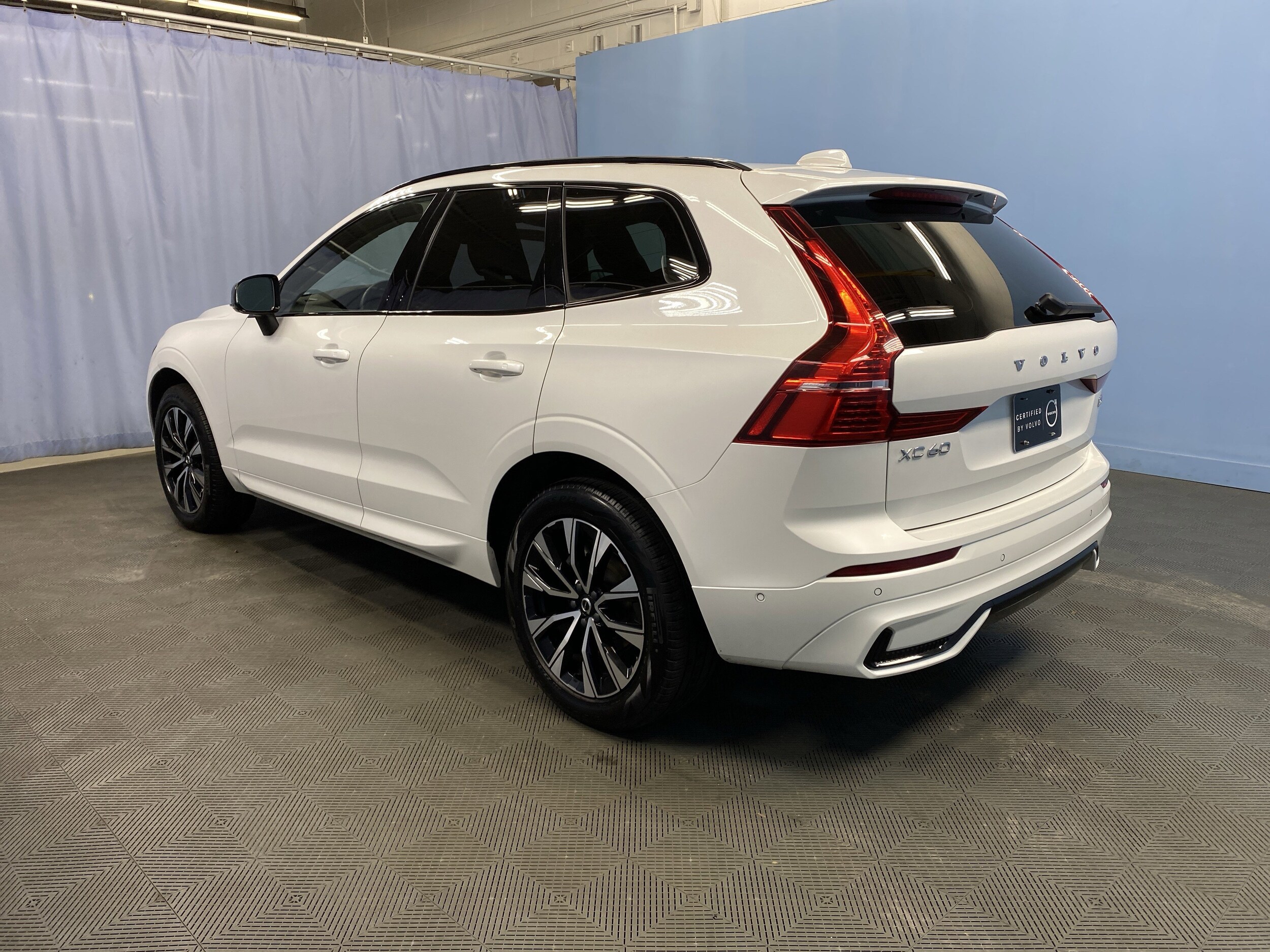 2025 Volvo XC60 Plus photo 4