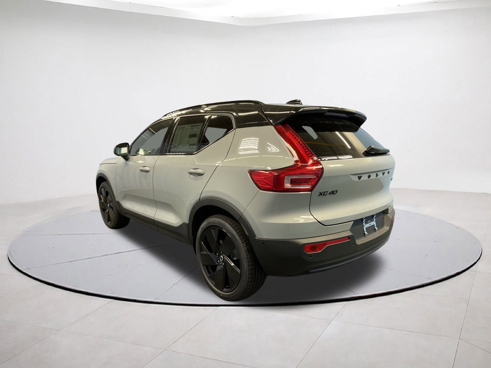 2026 Volvo XC40 photo 4