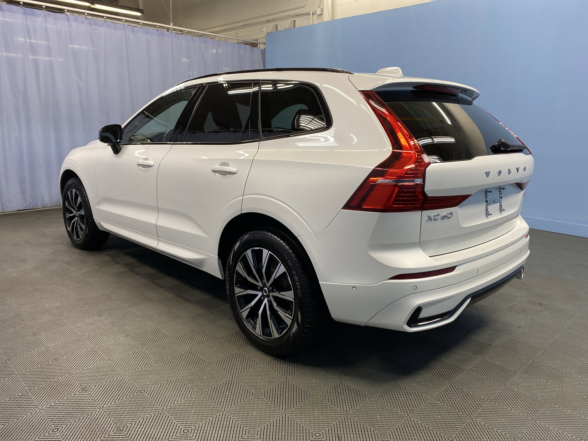 2025 Volvo XC60 Plus photo 4