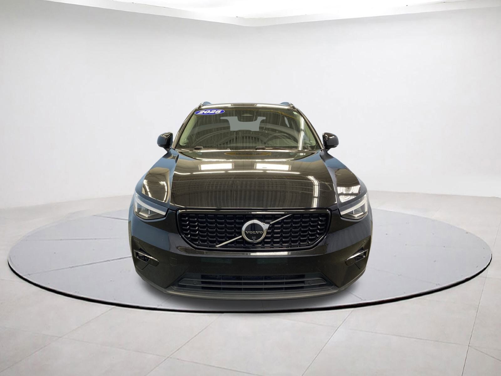 2025 Volvo XC40 Plus photo 2