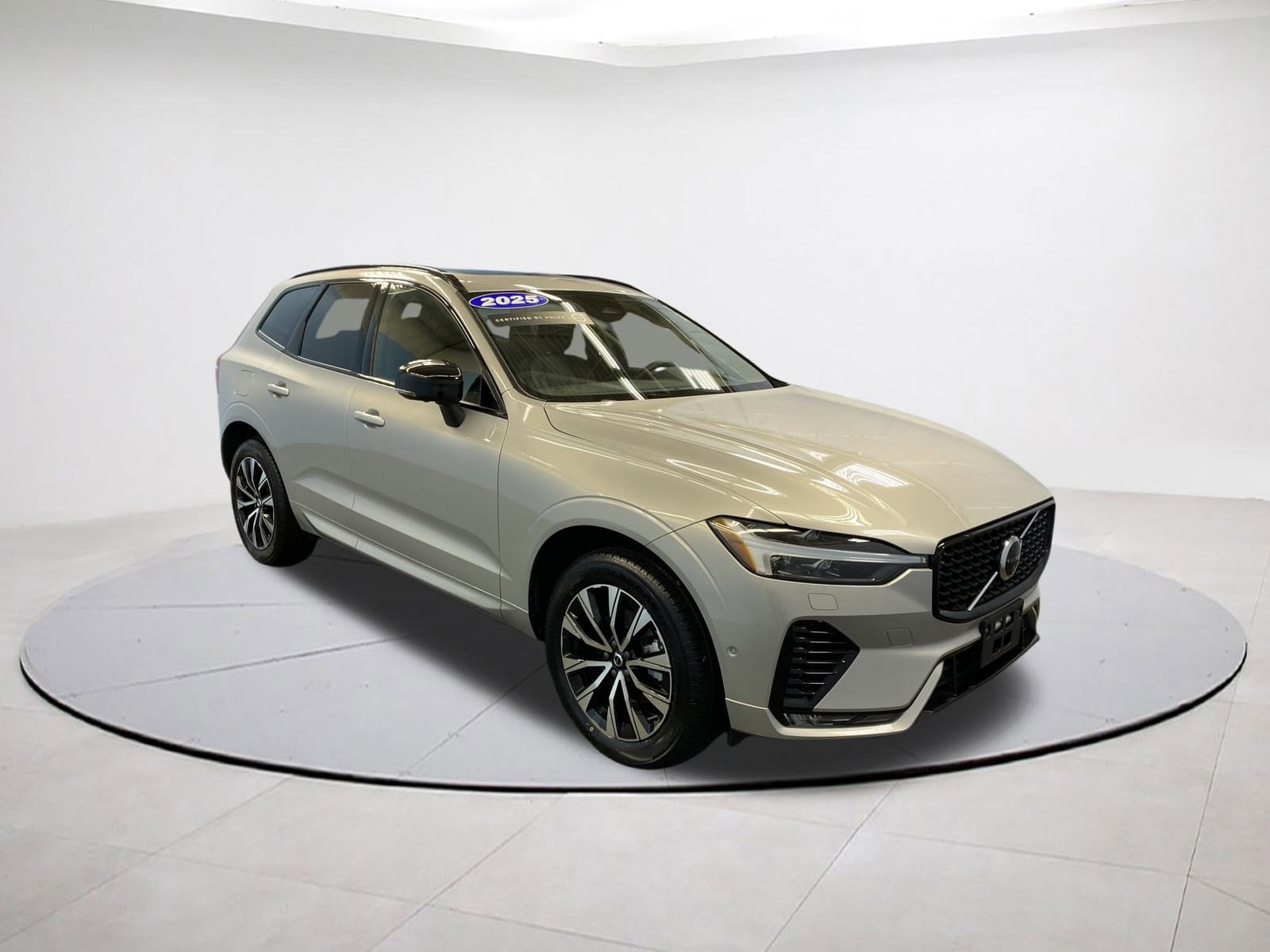 2025 Volvo XC60 Plus's photo