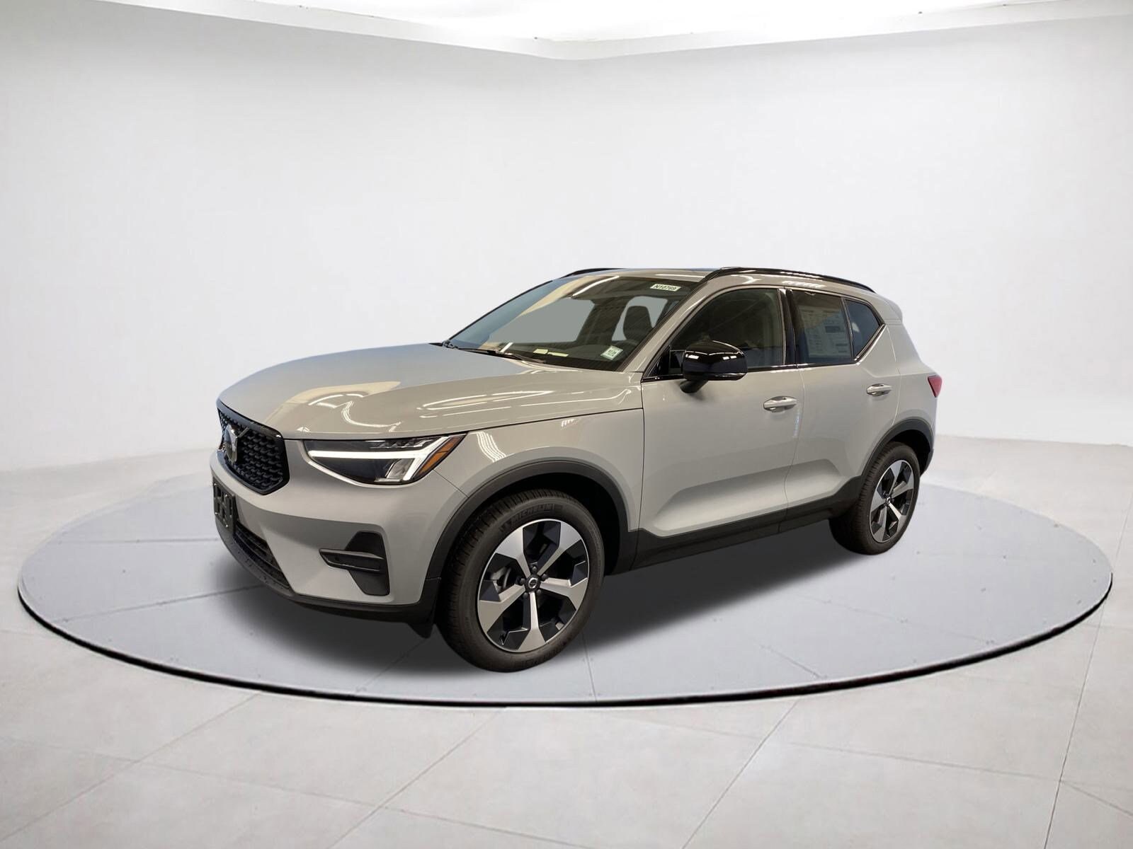 2026 Volvo XC40 Core photo 3