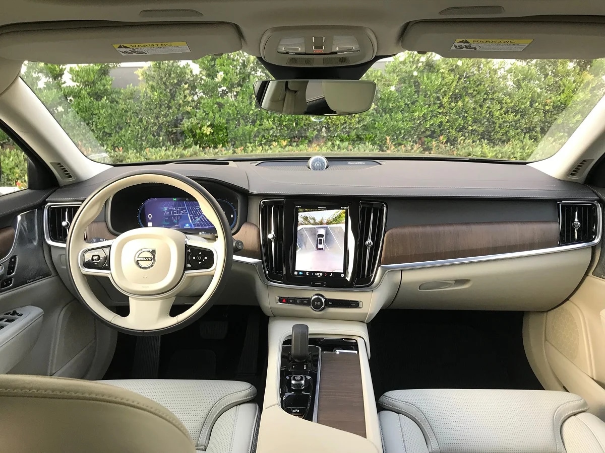 JDP_2022 Volvo V90 Cross Country Interior Dashboard.webp