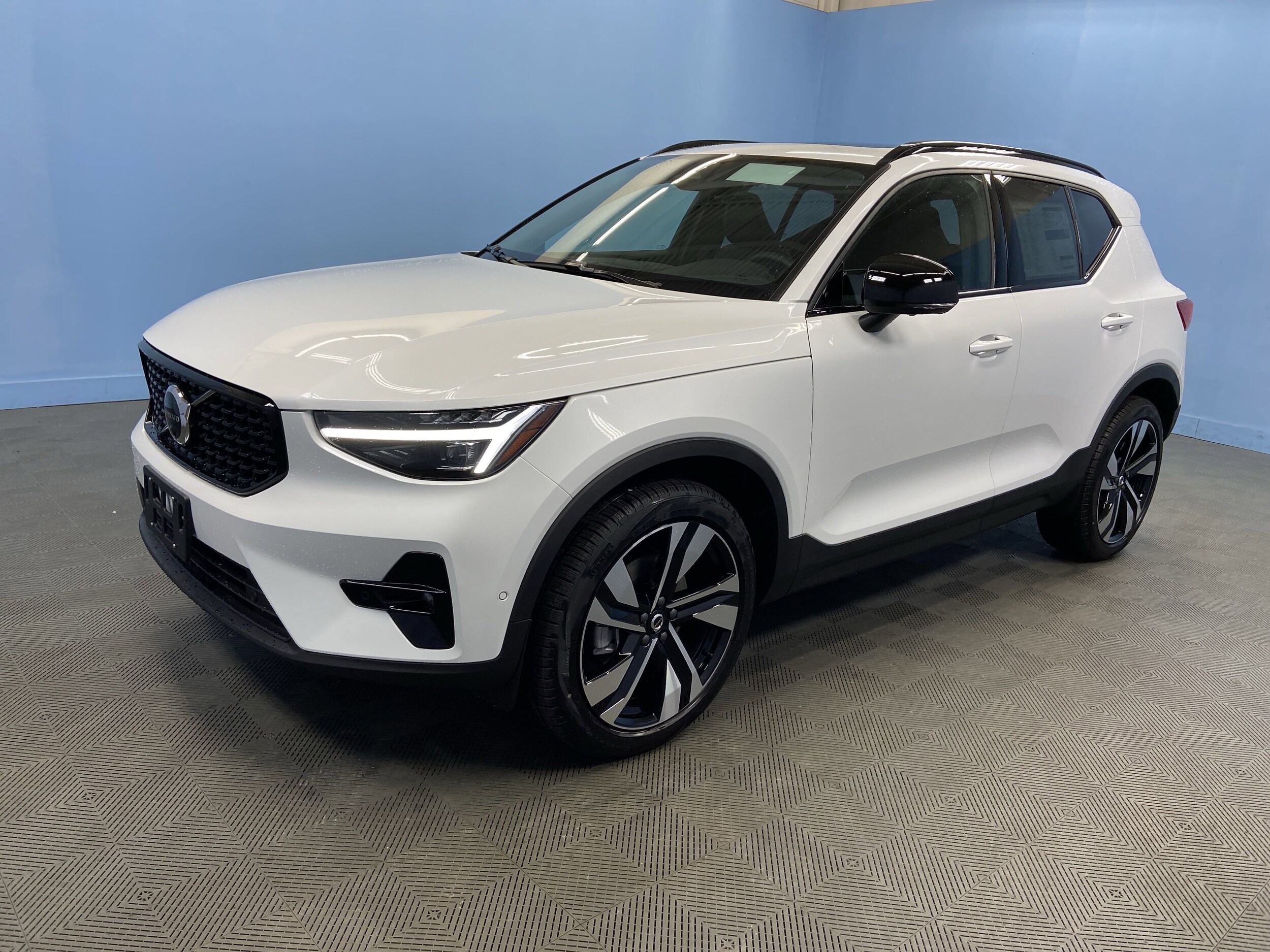 2026 Volvo XC40 photo 3