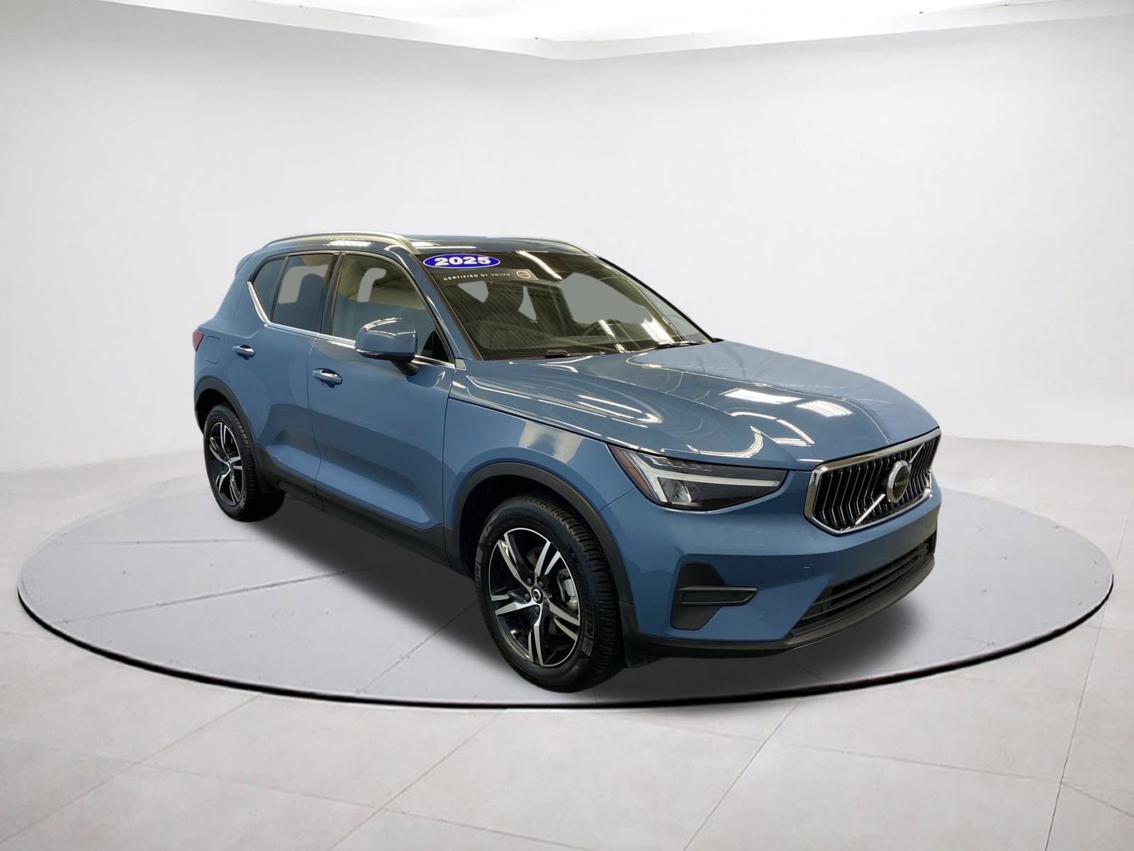 2025 Volvo XC40 Core's photo